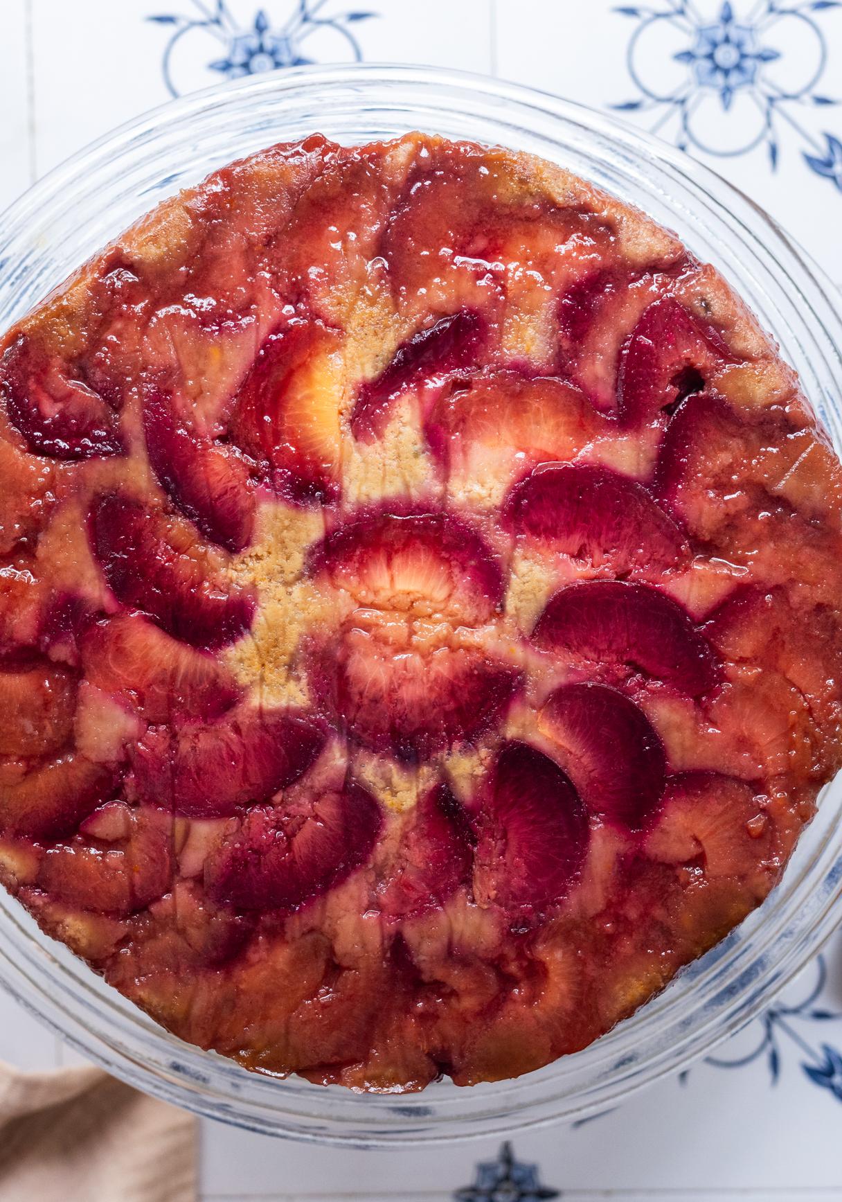 Veganer Upside-Down-Cake mit Pflaumen