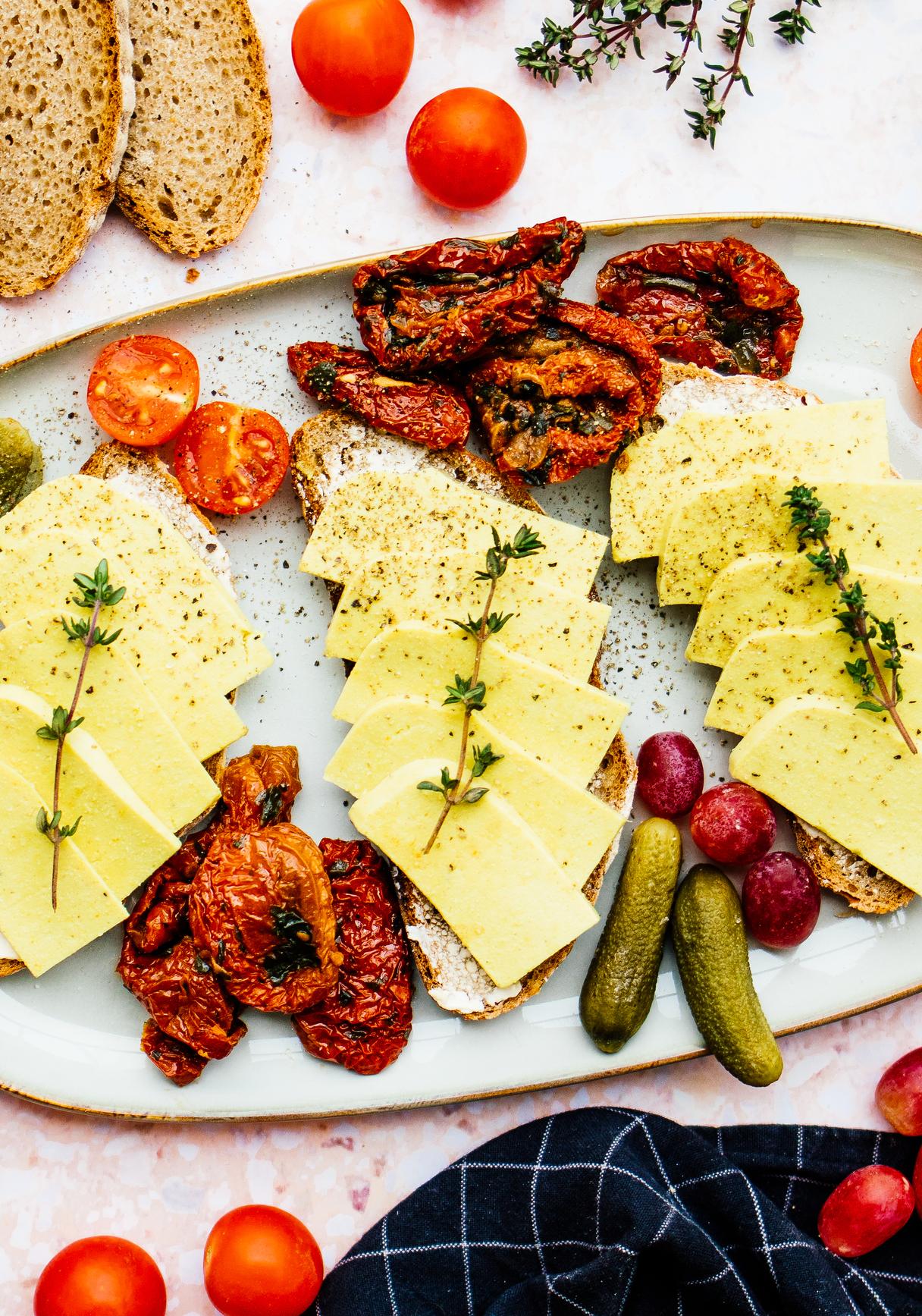 Selbstgemachter veganer Schnittkäse