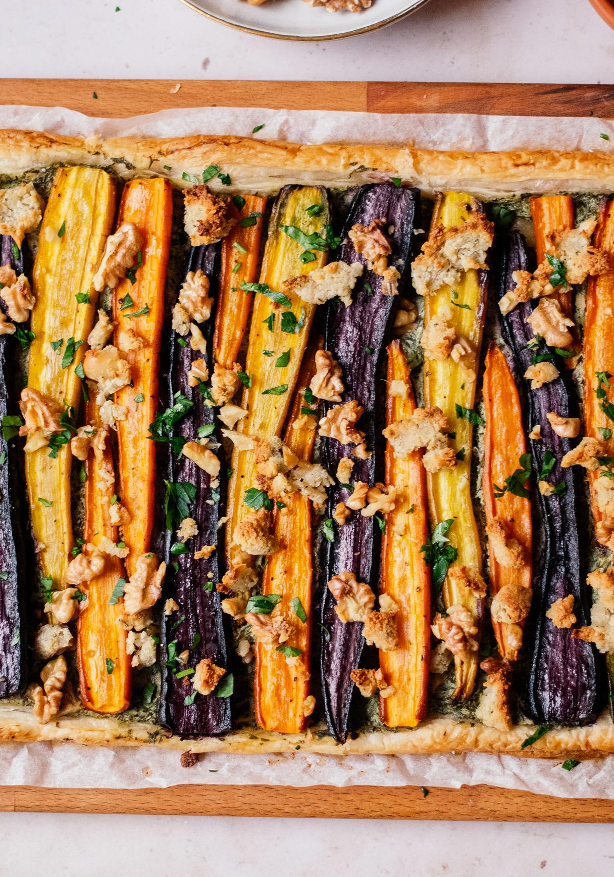 Möhrentarte mit Dinkel-Blätterteig und veganem Fetakäse