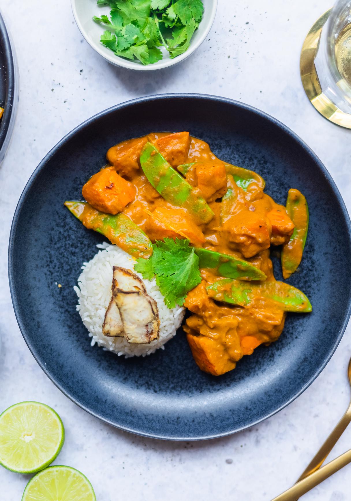 Veganes Kürbiscurry mit Ingwerchips