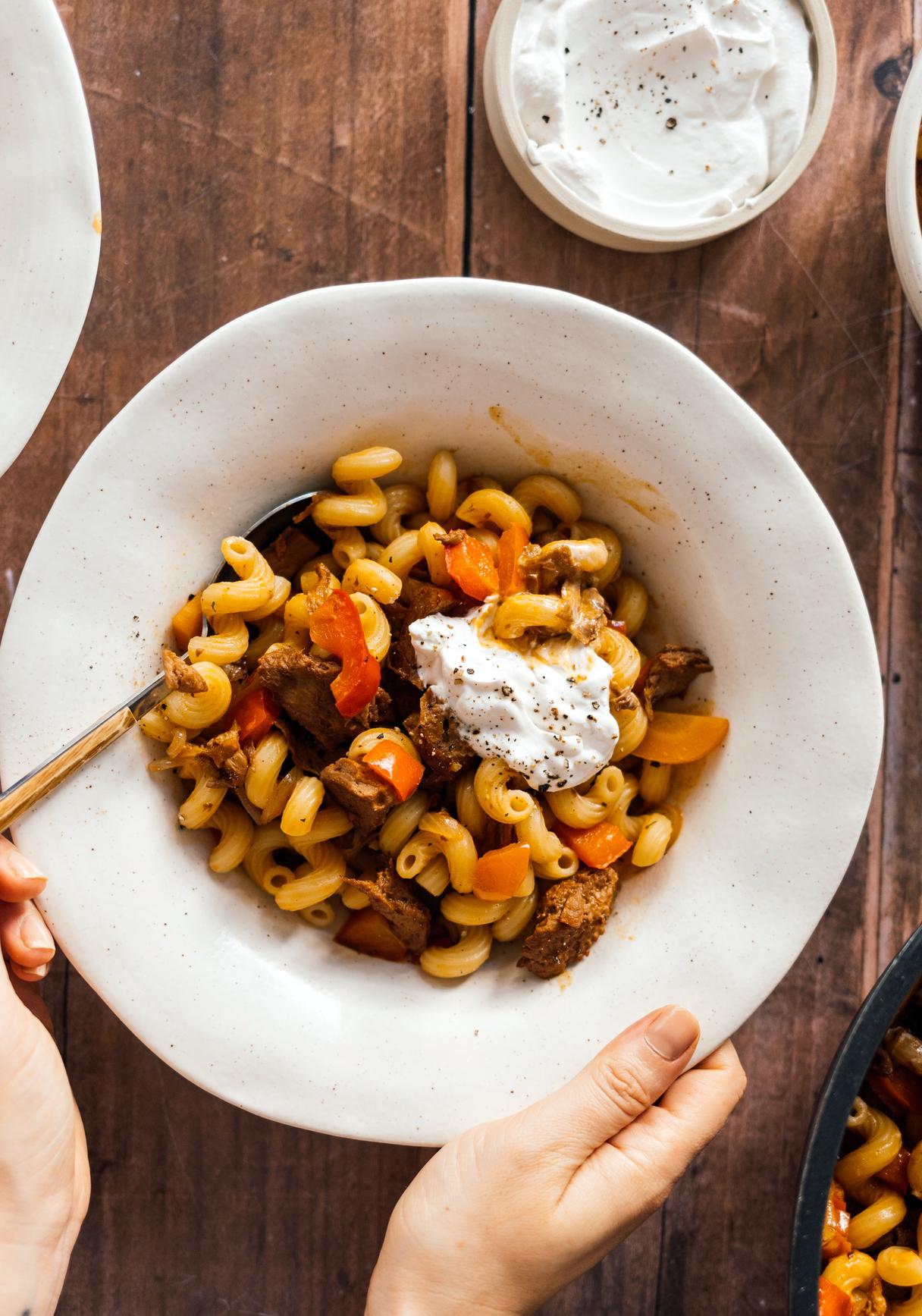 Veganes Paprika-Seitan-Gulasch mit Nudeln