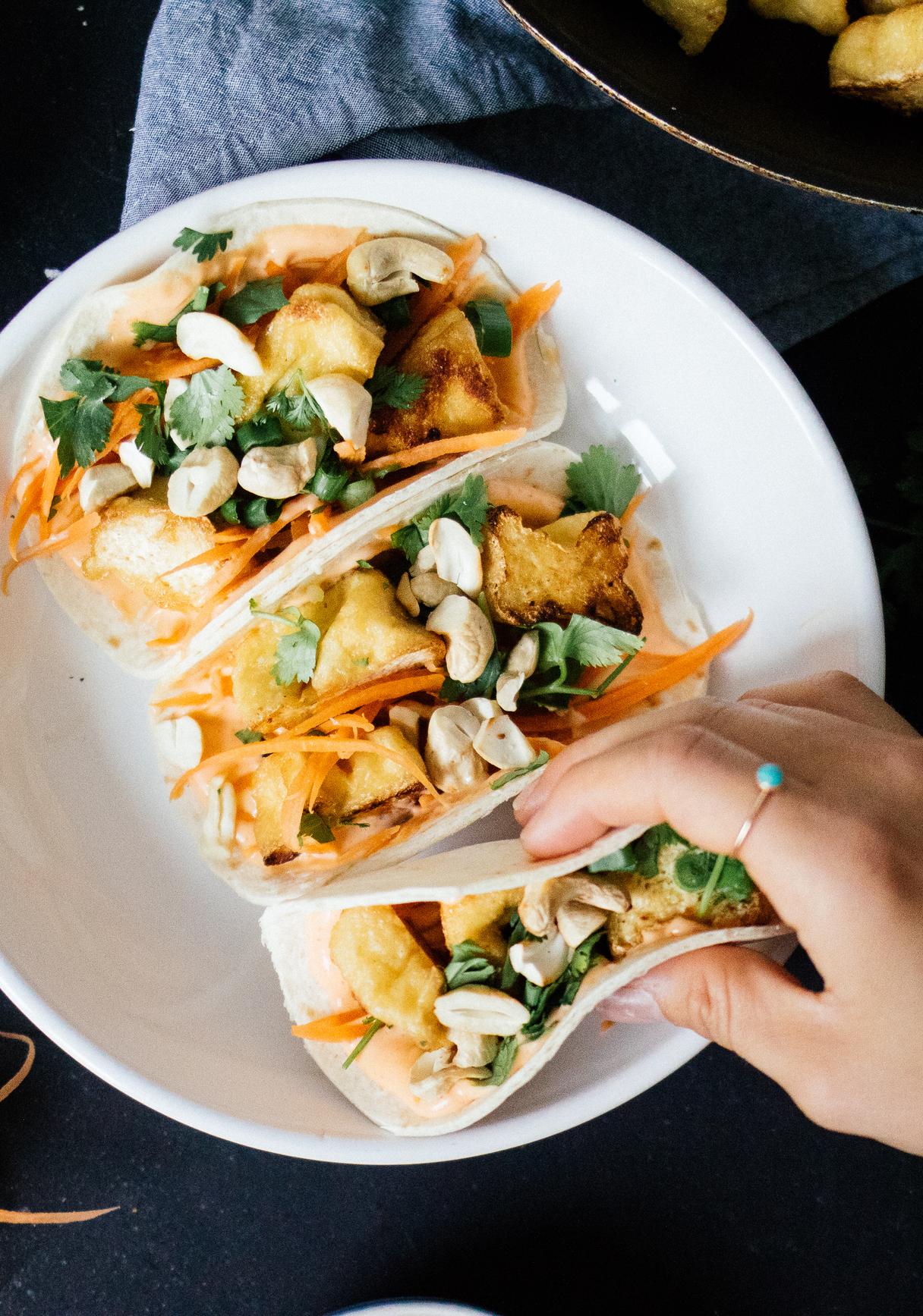 Vegane Bánh mì Tacos mit Sriracha Mayo