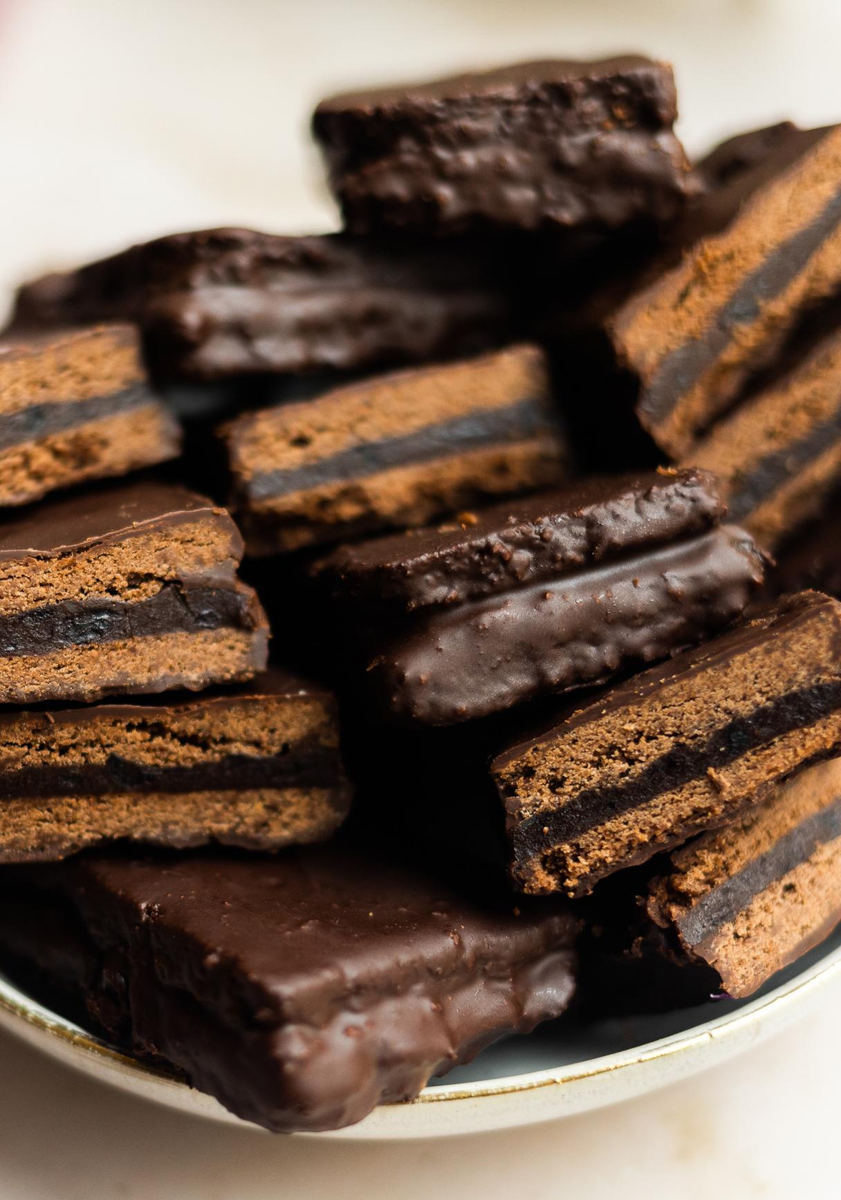 Vegane weihnachtliche Tim Tams (australische Schokoladenkekse)