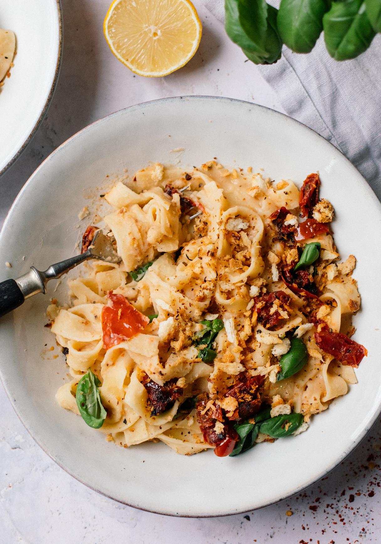 Pasta mit cremiger Soße aus weißen Bohnen und knusprigem Panko-Topping