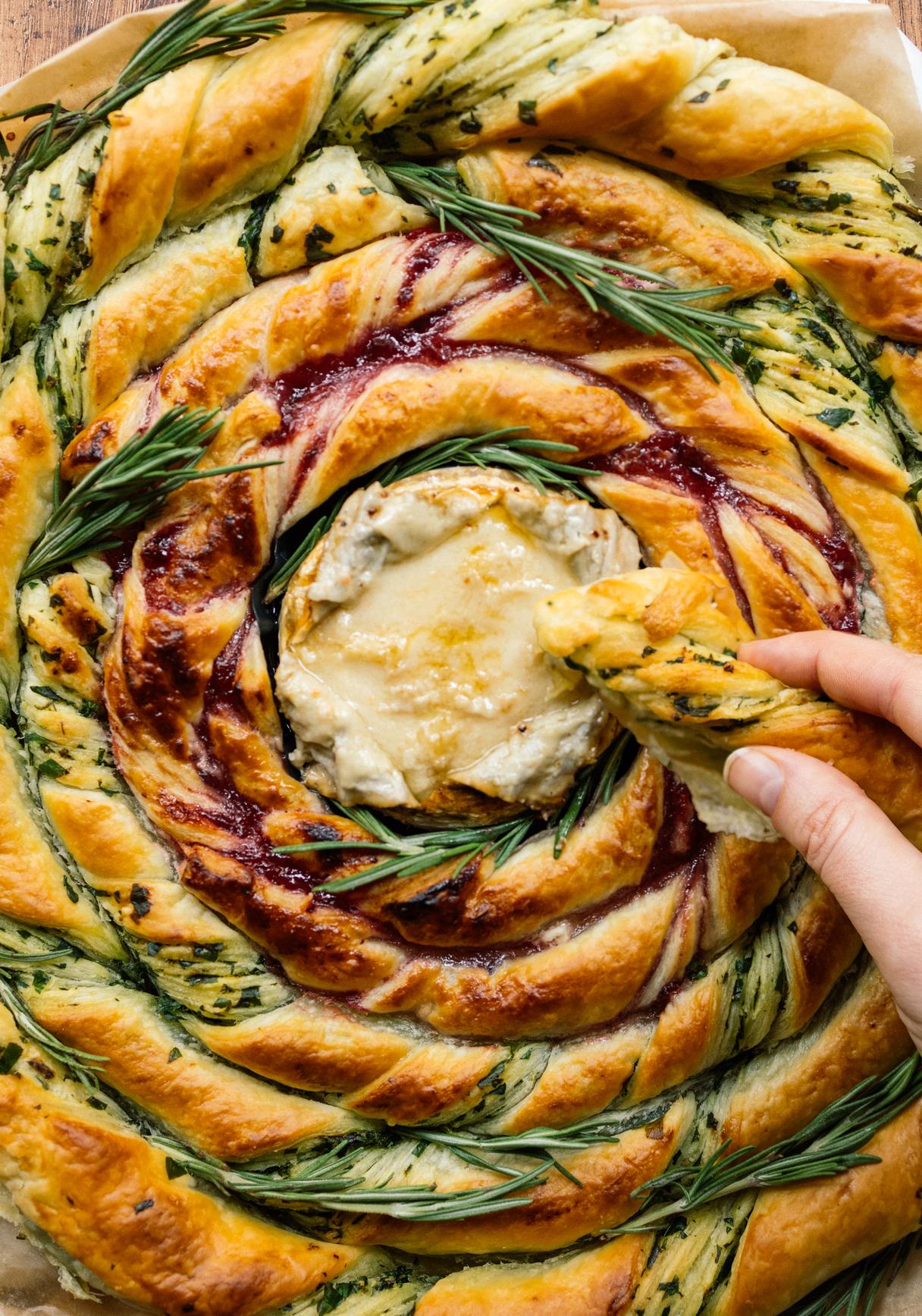 Veganer Back-Camembert im Blätterteig-Kranz