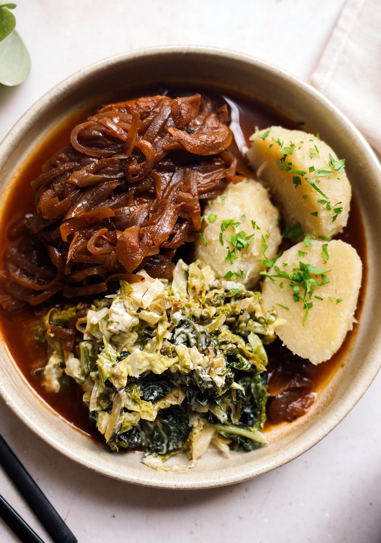 Grüne Klöße mit Zwiebelrostseitan und veganem Rahmwirsing