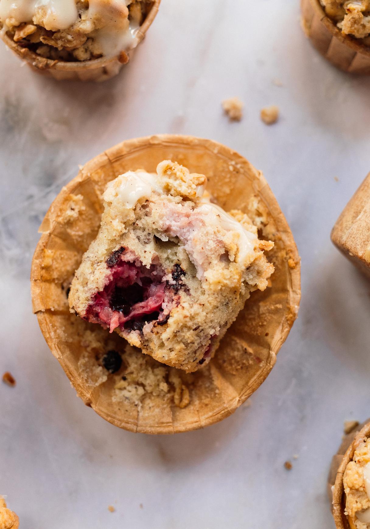 Vegane Himbeermuffins mit Frischkäse-Füllung und Haferflocken-Streusel