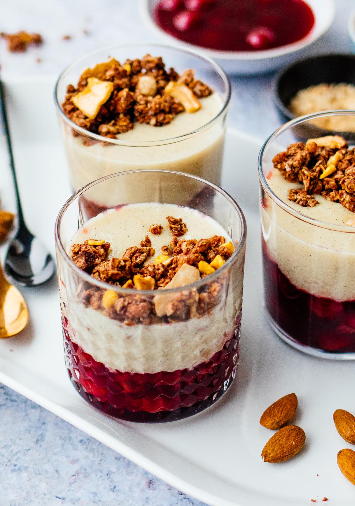 Veganes 20-Minuten-Dessert mit Grießbrei und Kirschen