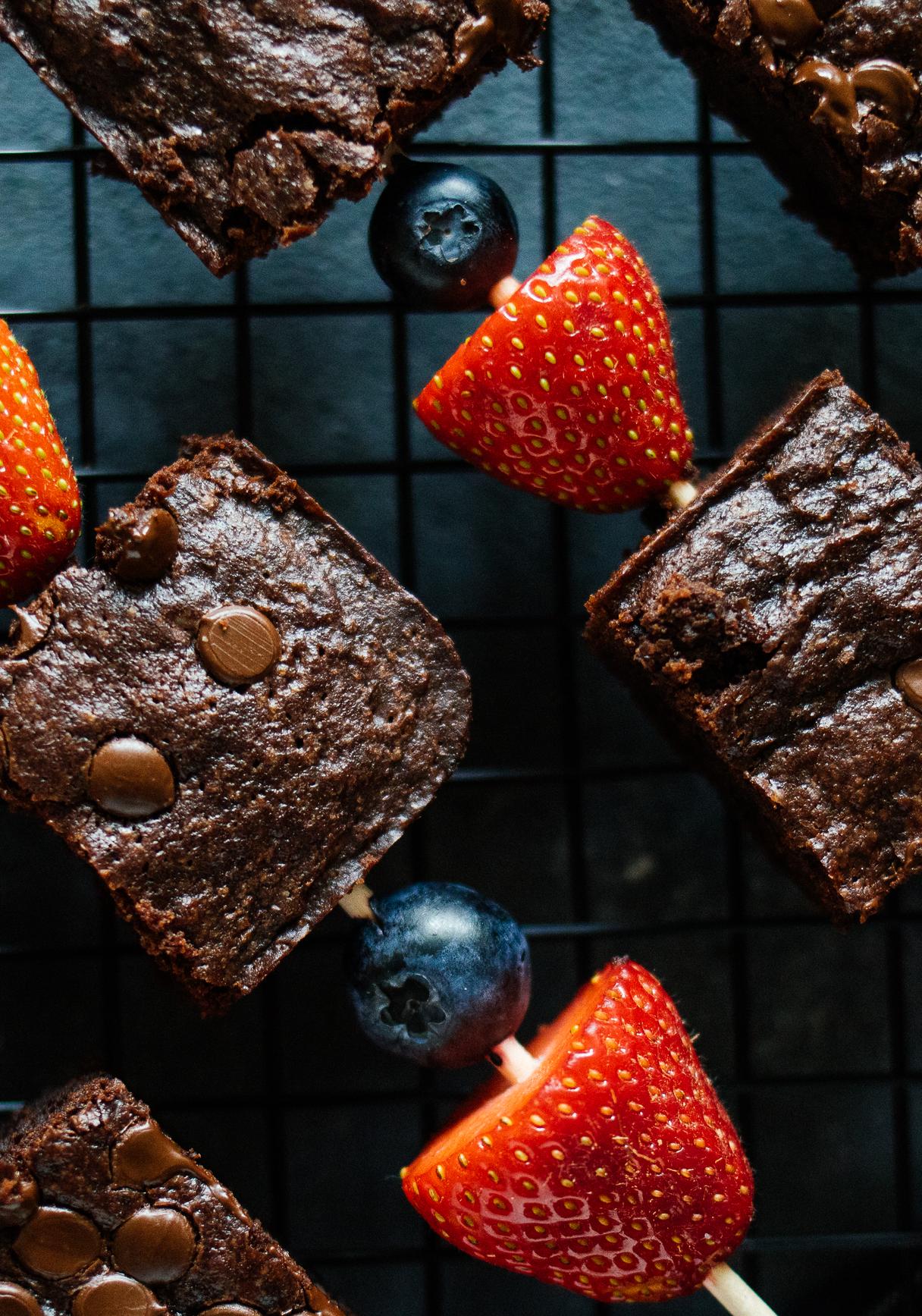 Süße Spieße mit veganen Brownies & Beeren