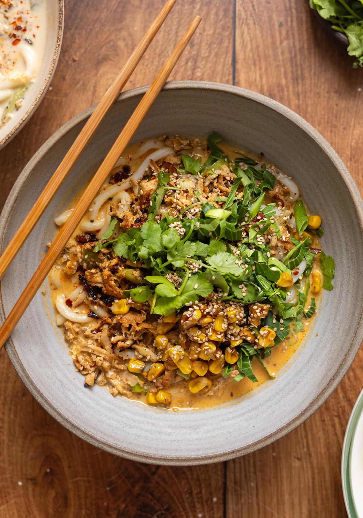 Udon Curry mit Tofu, Pak Choi und Mais