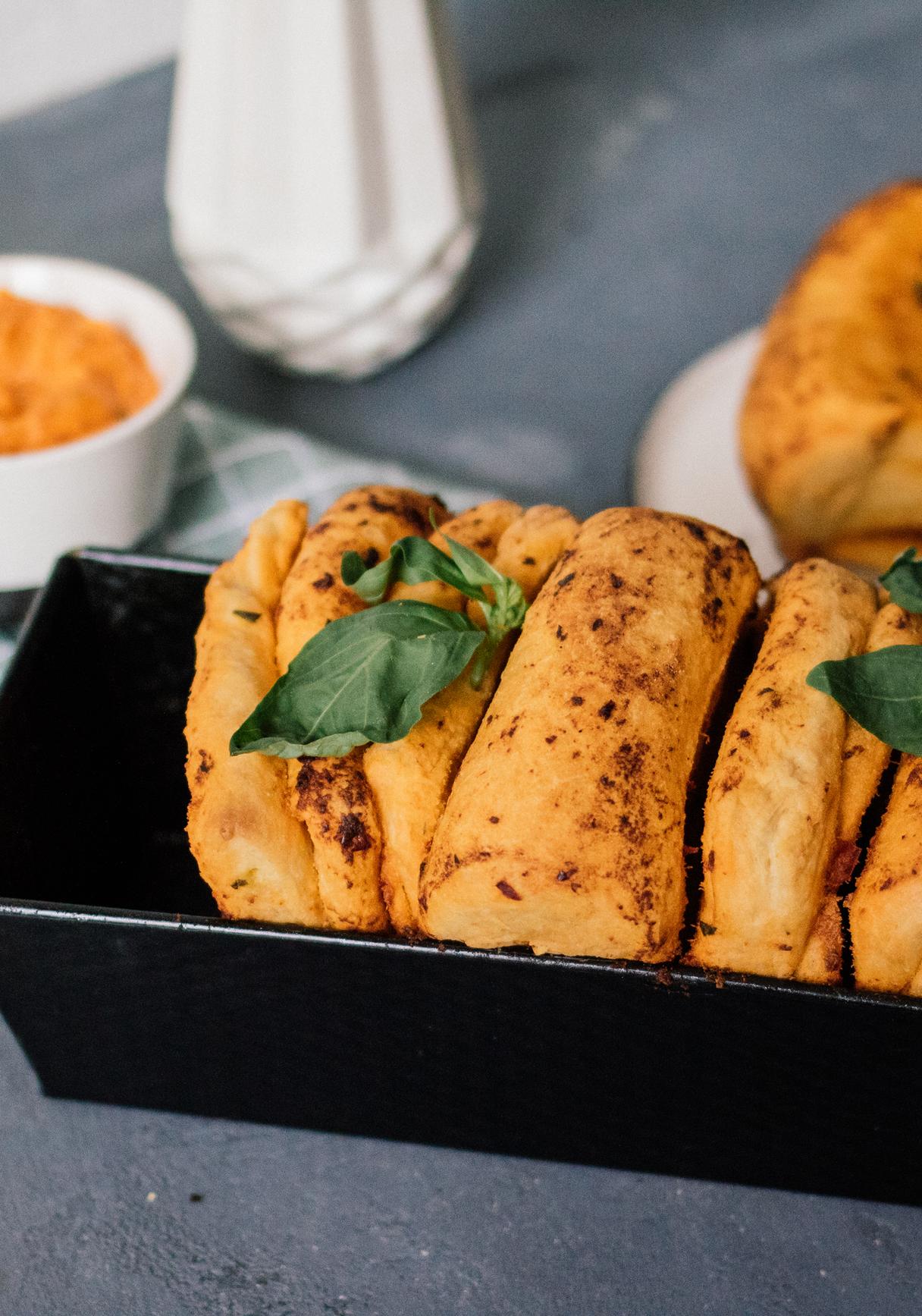 Veganes Faltenbrot mit Ajvarbutter