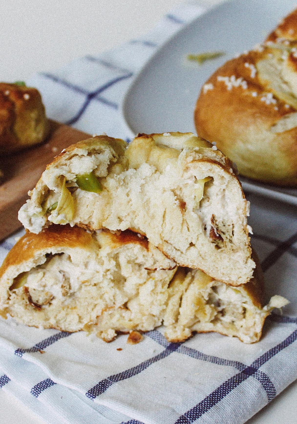 Selbstgebackene gefüllte Laugenbrötchen