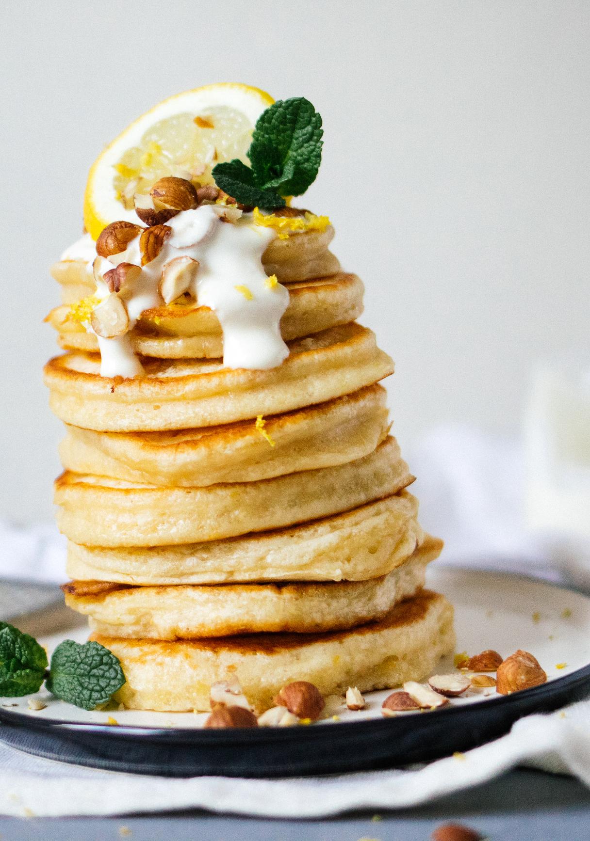 Vegane Pancakes mit Zitrone & pflanzlichem Joghurt