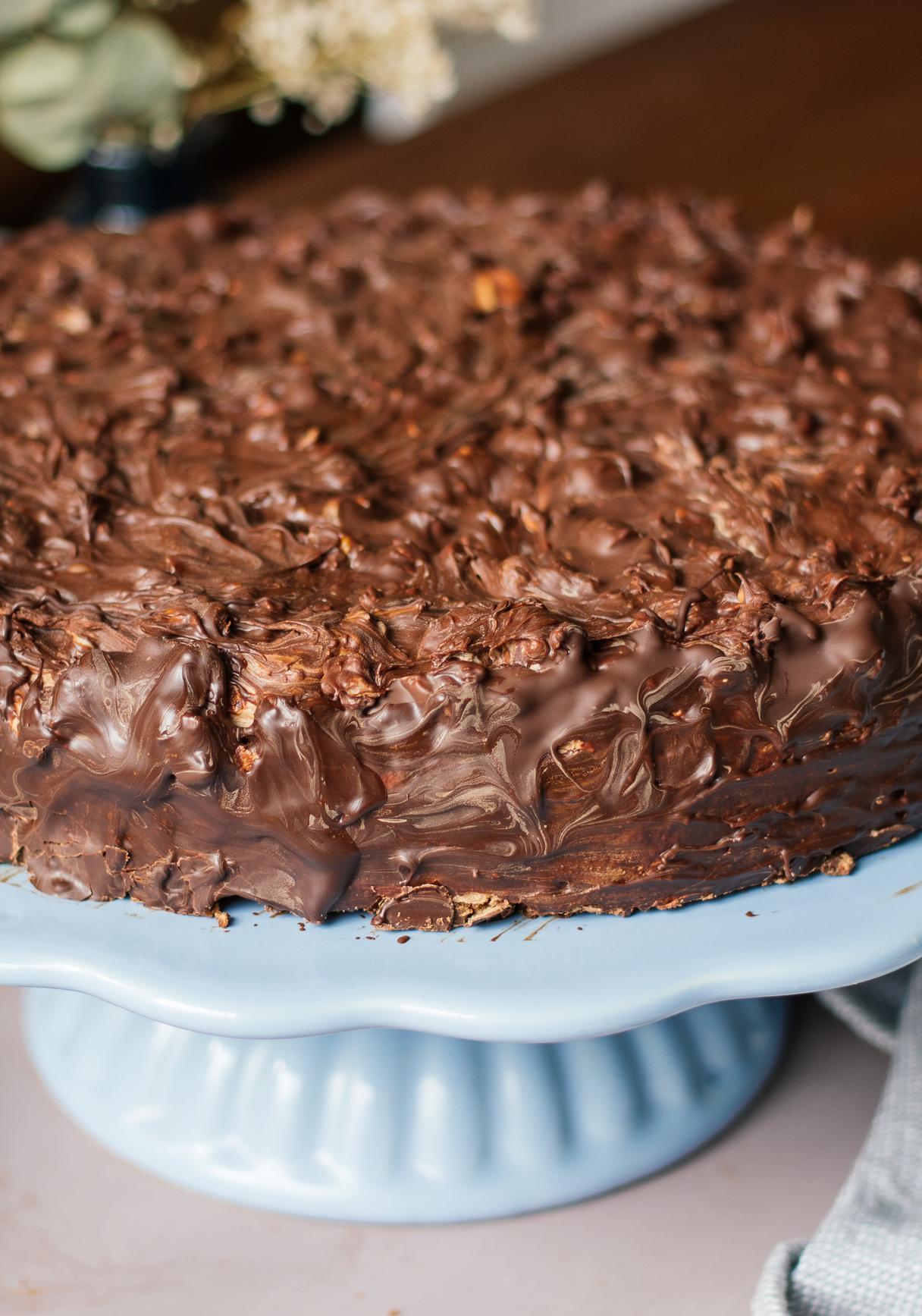 Vegane Mandeltorte mit Nougatcreme und Erdnüssen