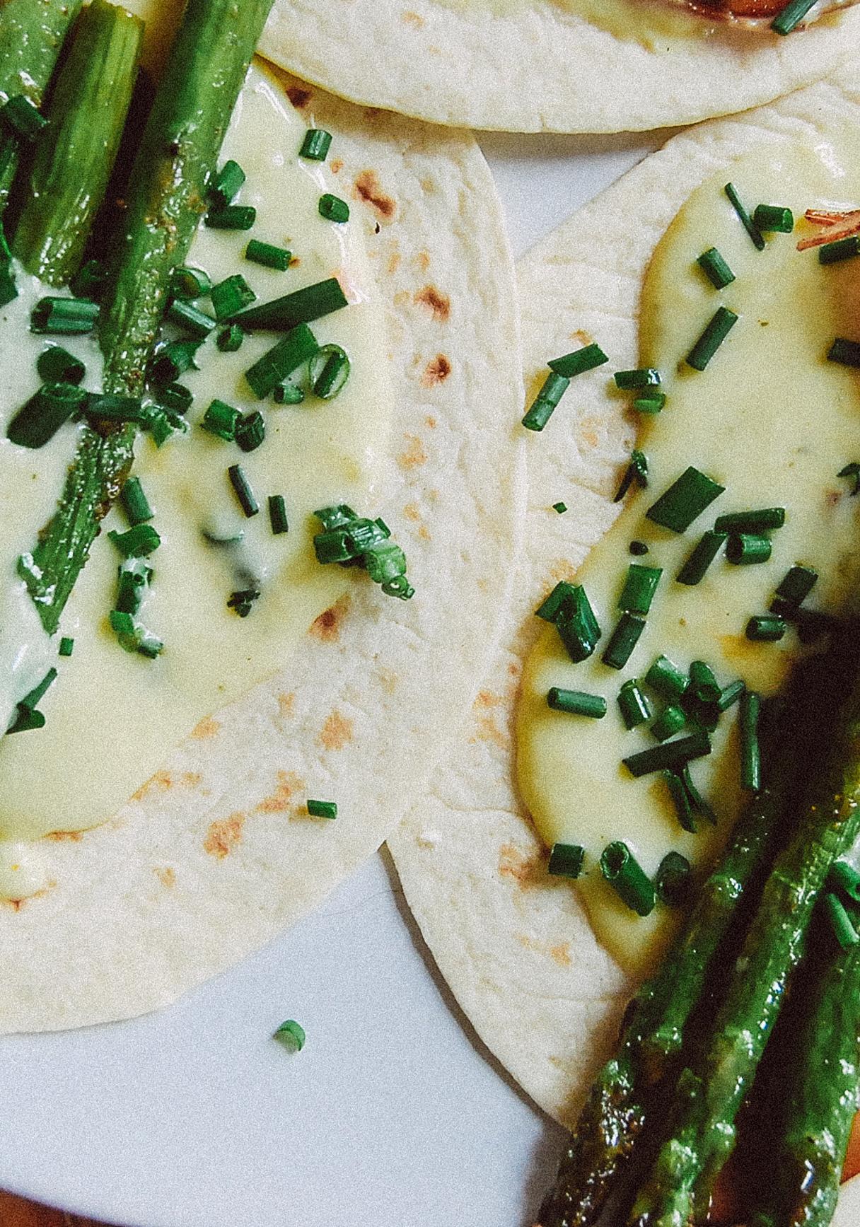Taco mit grünem Spargel & veganer Sauce Hollandaise