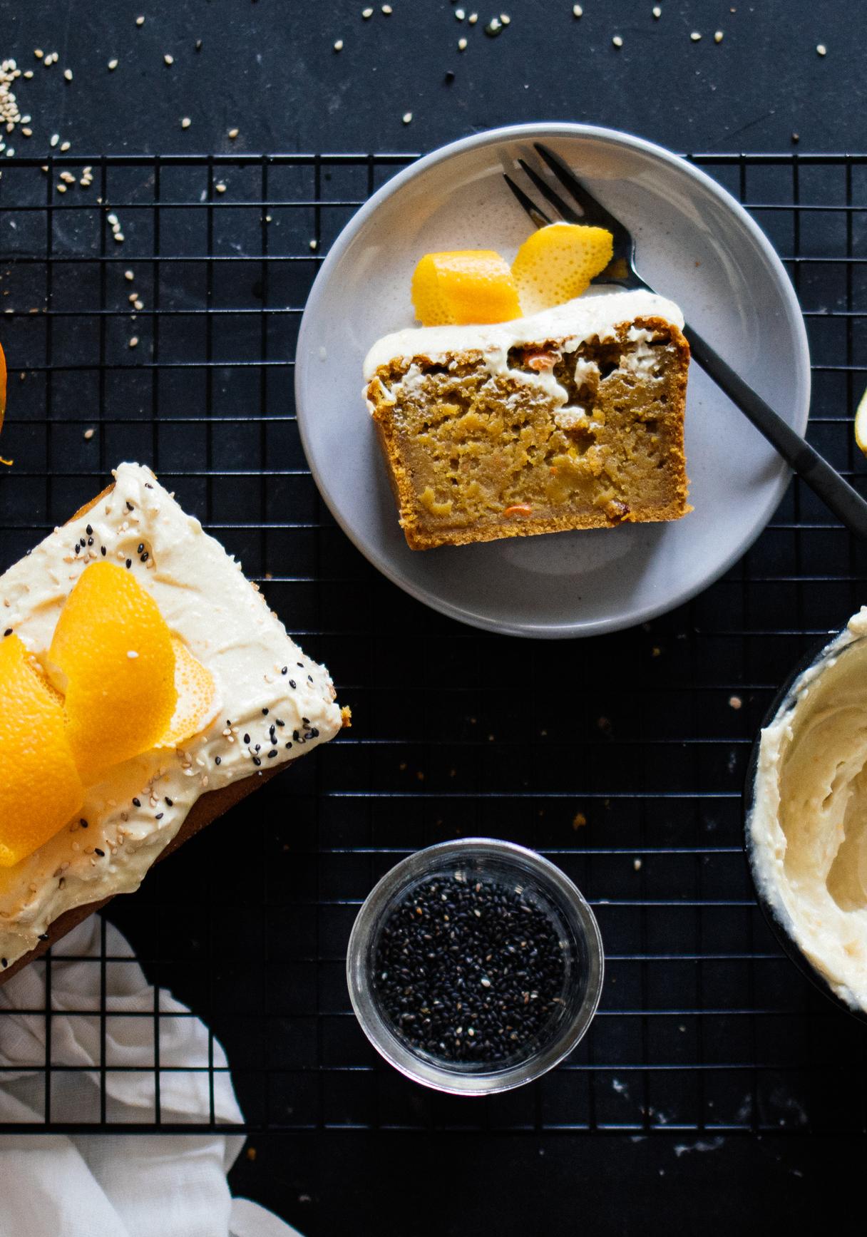 Veganer Kürbiskuchen mit Tahini-Orangen-Frosting