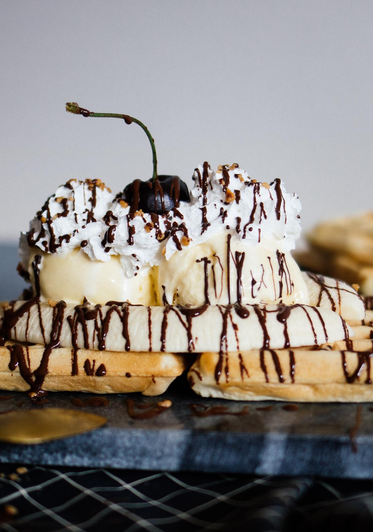 Veganes Bananensplit auf Waffeln