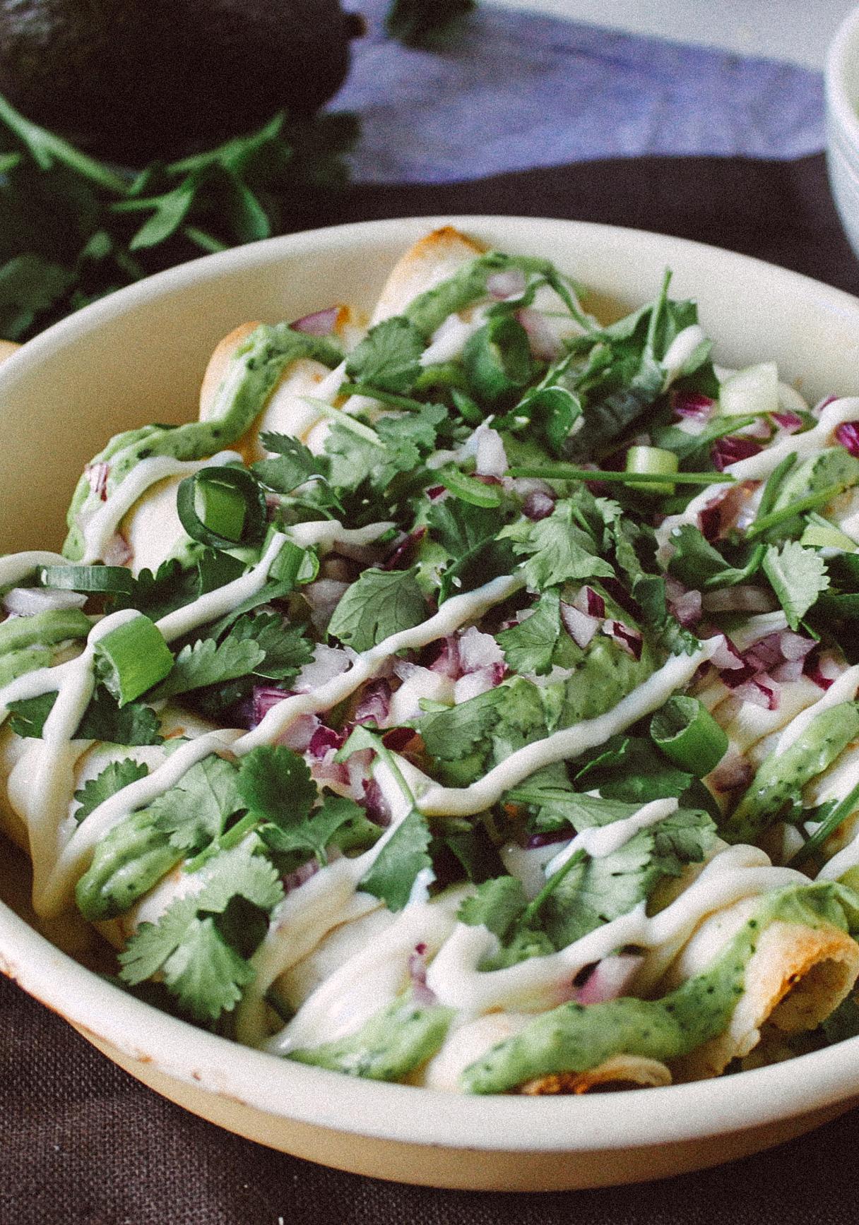 Vegane Taquitos mit Avocadosauce