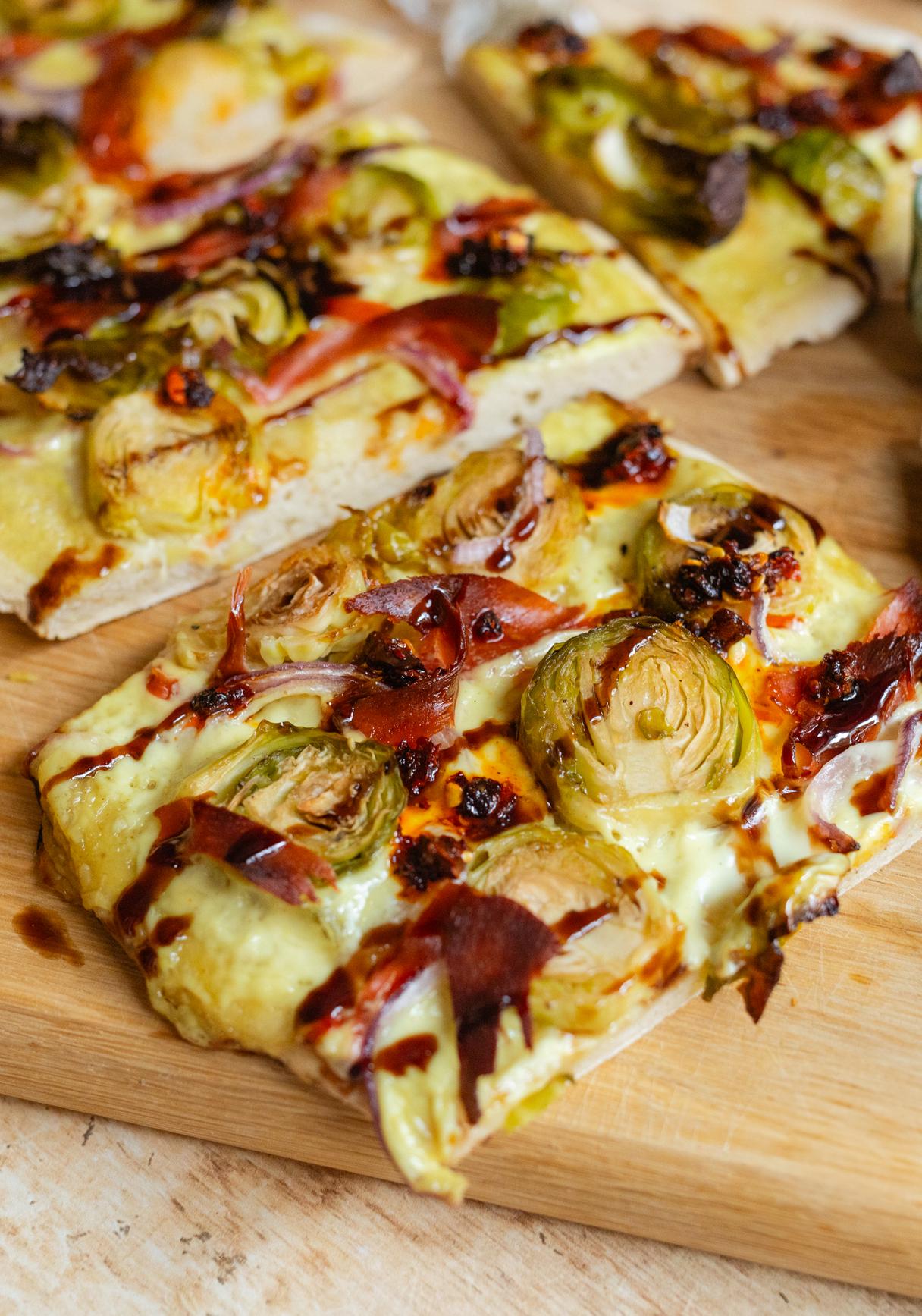 Vegane Rosenkohl-Hollandaise-Pinsa