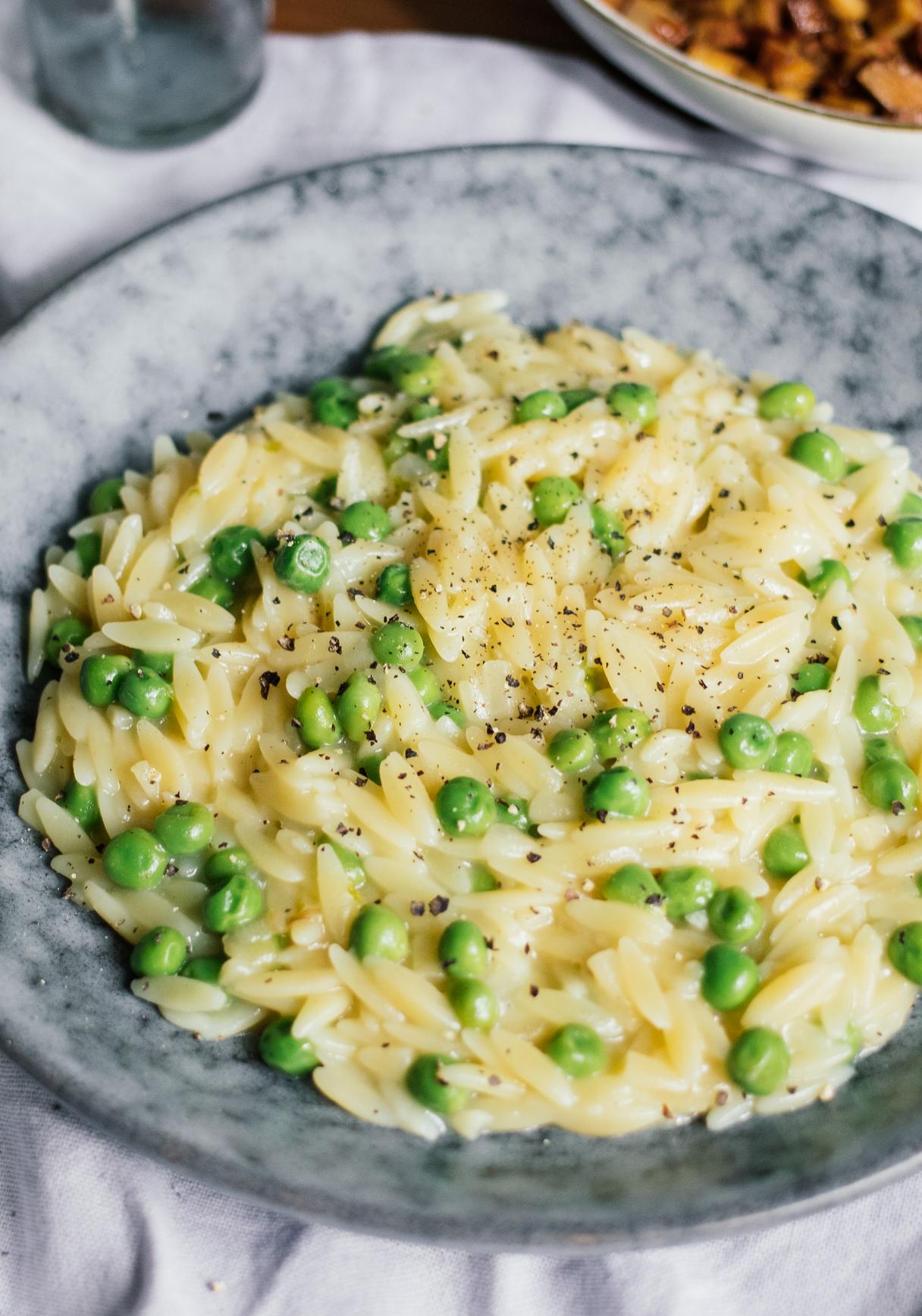 Veganes Orzotto mit Erbsen und Räuchertofu