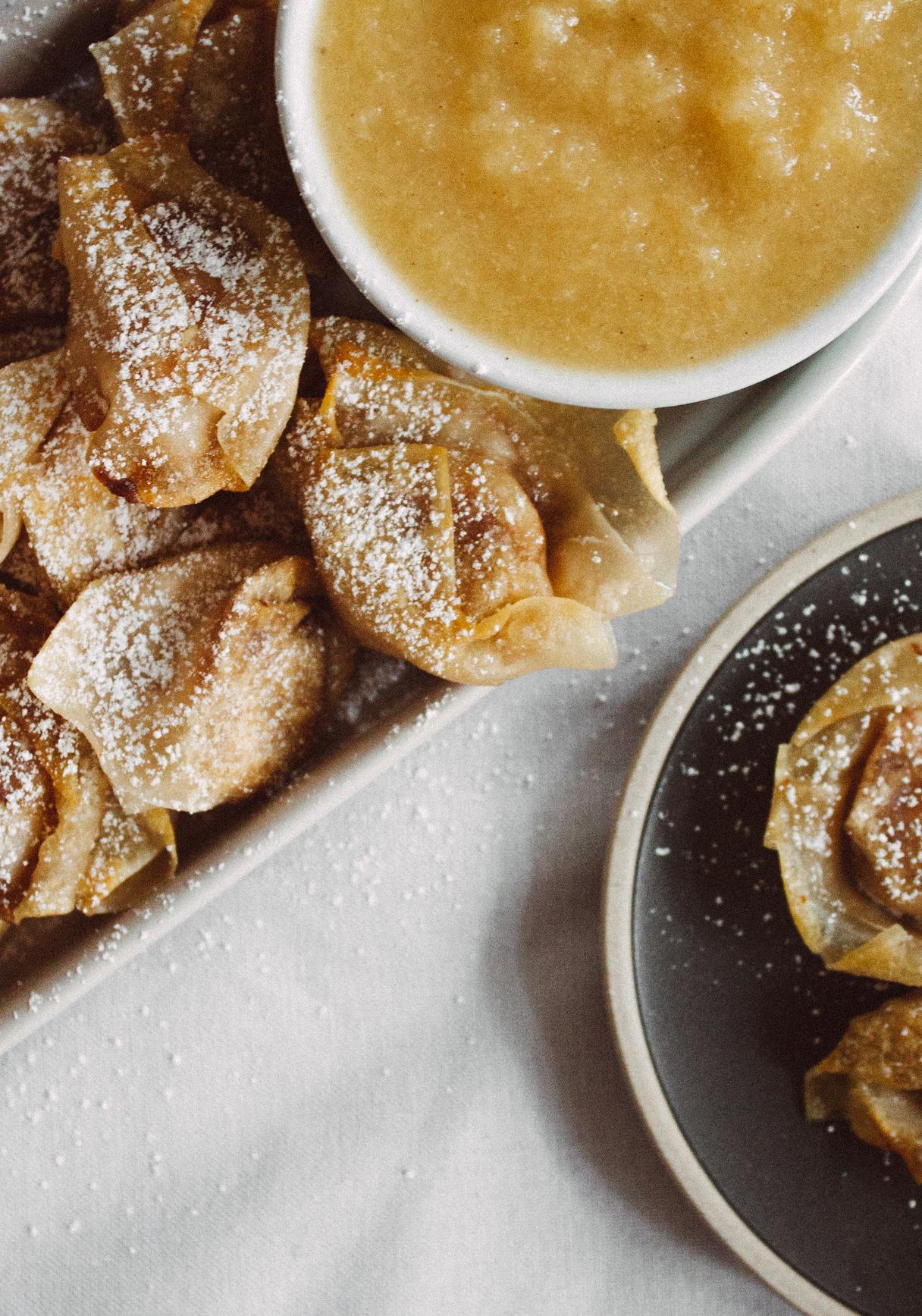 Süße Wontons mit Ananas-Mango-Dip