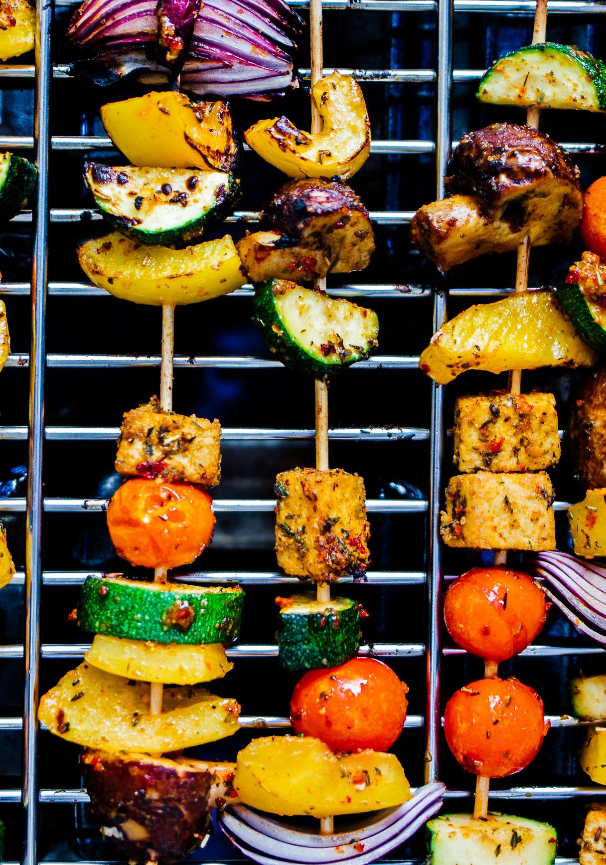 Würzige vegane Tofu-Spieße vom Grill