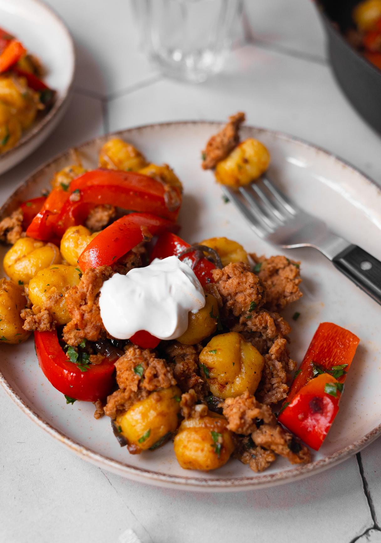 Schnelle Gnocchi-Pfanne mit veganem Hack und Paprika