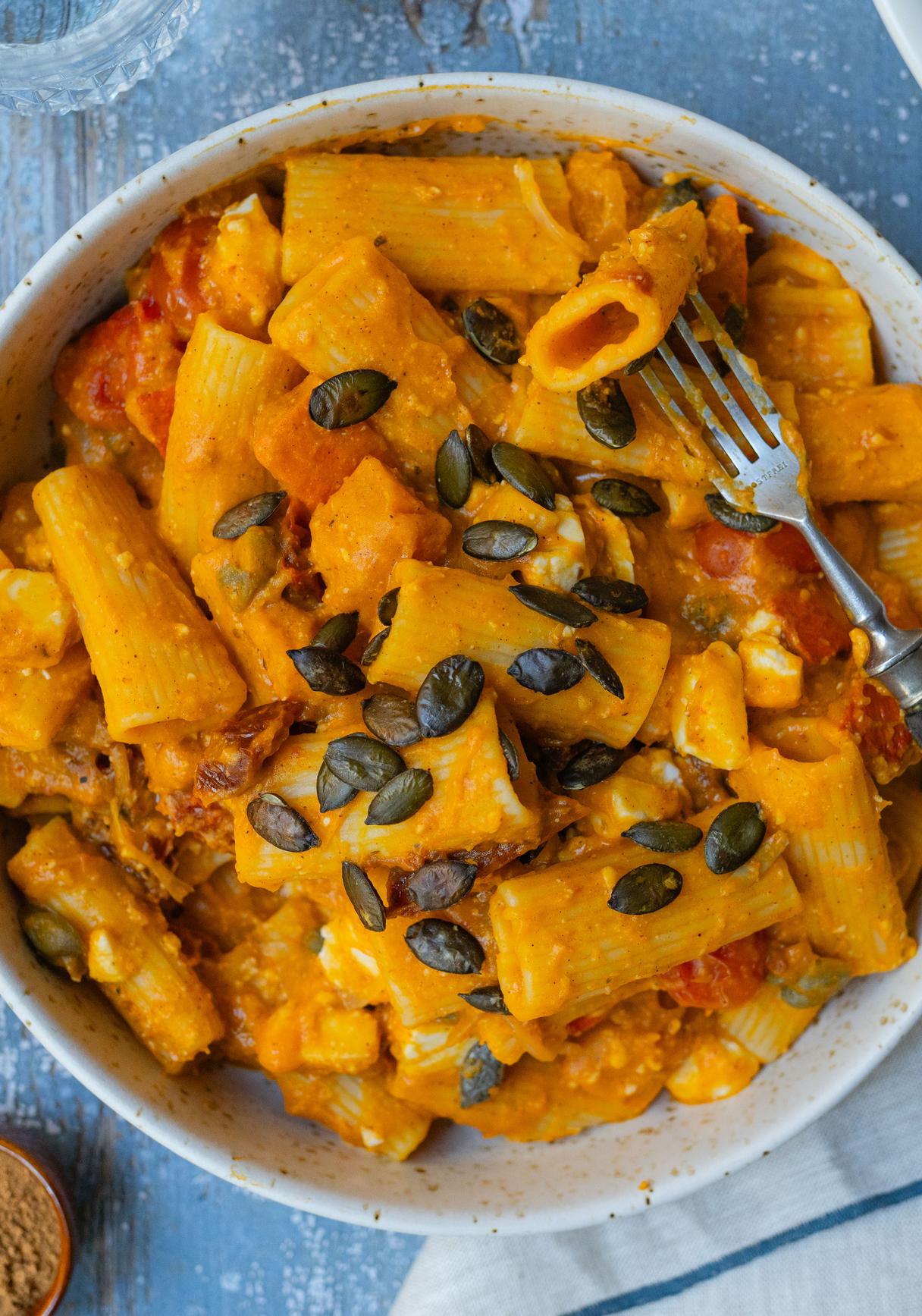 Vegane Kürbis-Pasta mit Tomate & Feta