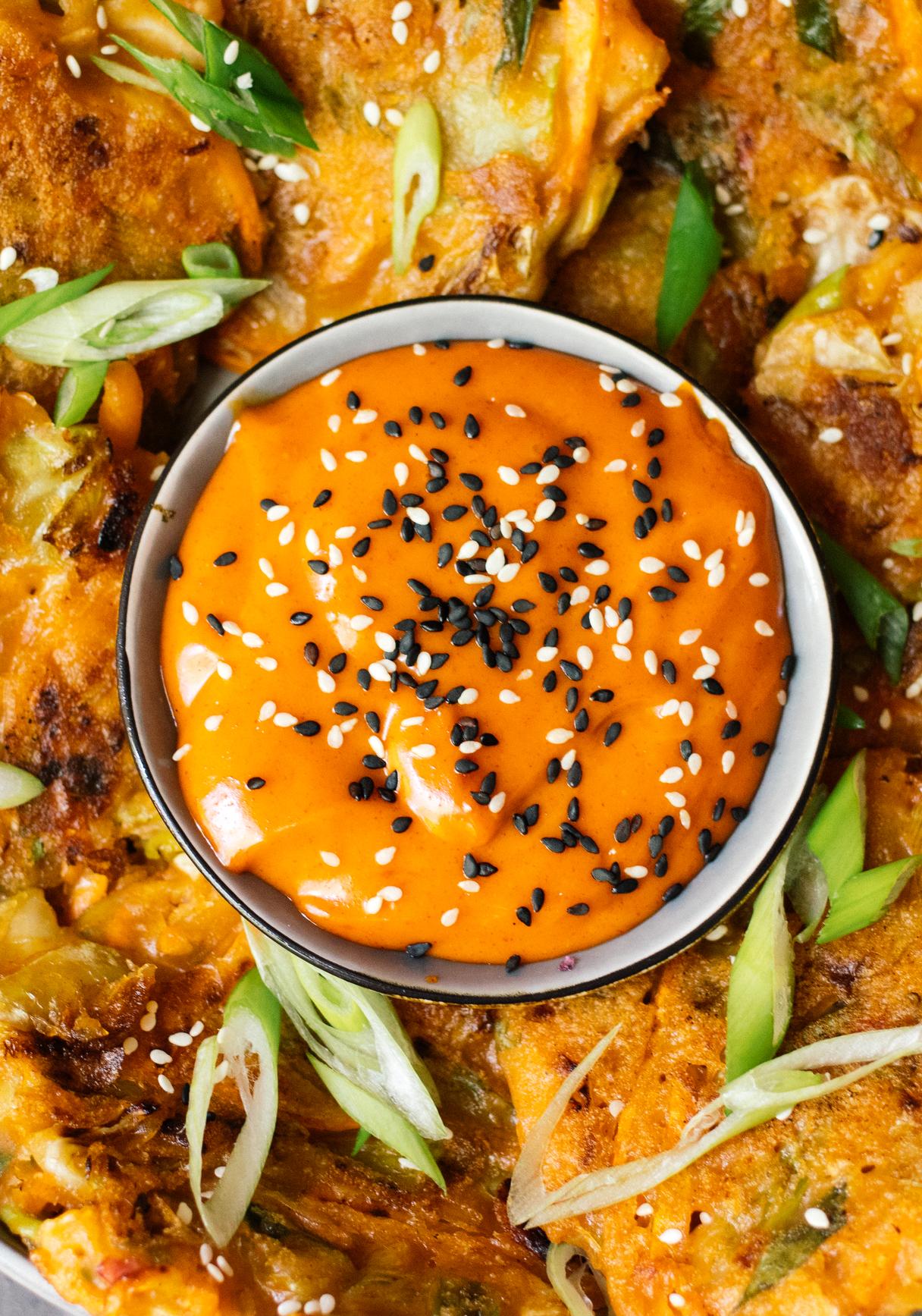 Vegane Kimchi-Pancakes mit Gochujang-Dip