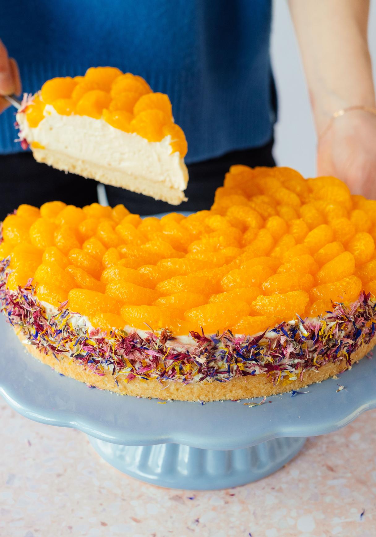 Veganer Schmand-Mandarinen-Kuchen mit Blütenummantelung