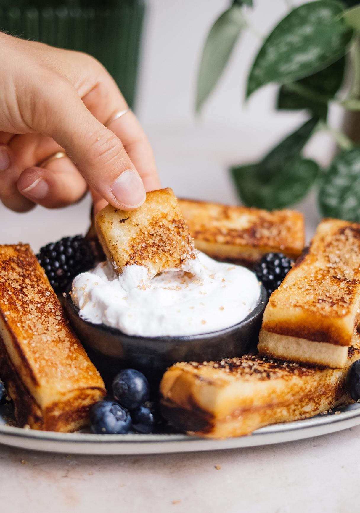 Vegane French Toast Sticks mit Erdnussbutter & Marmelade