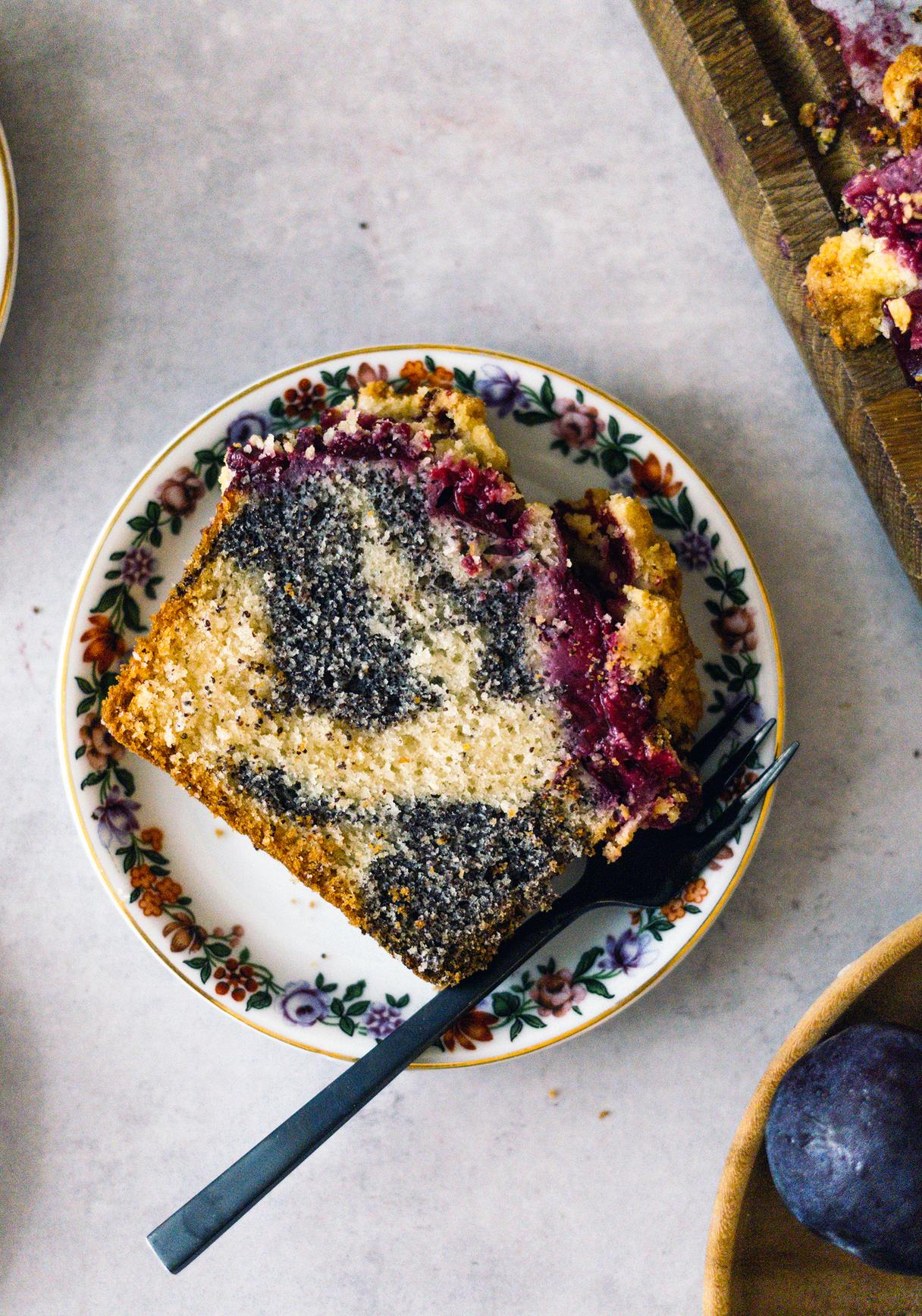 Veganer Mohn-Pflaumen-Kuchen mit Streuseldecke