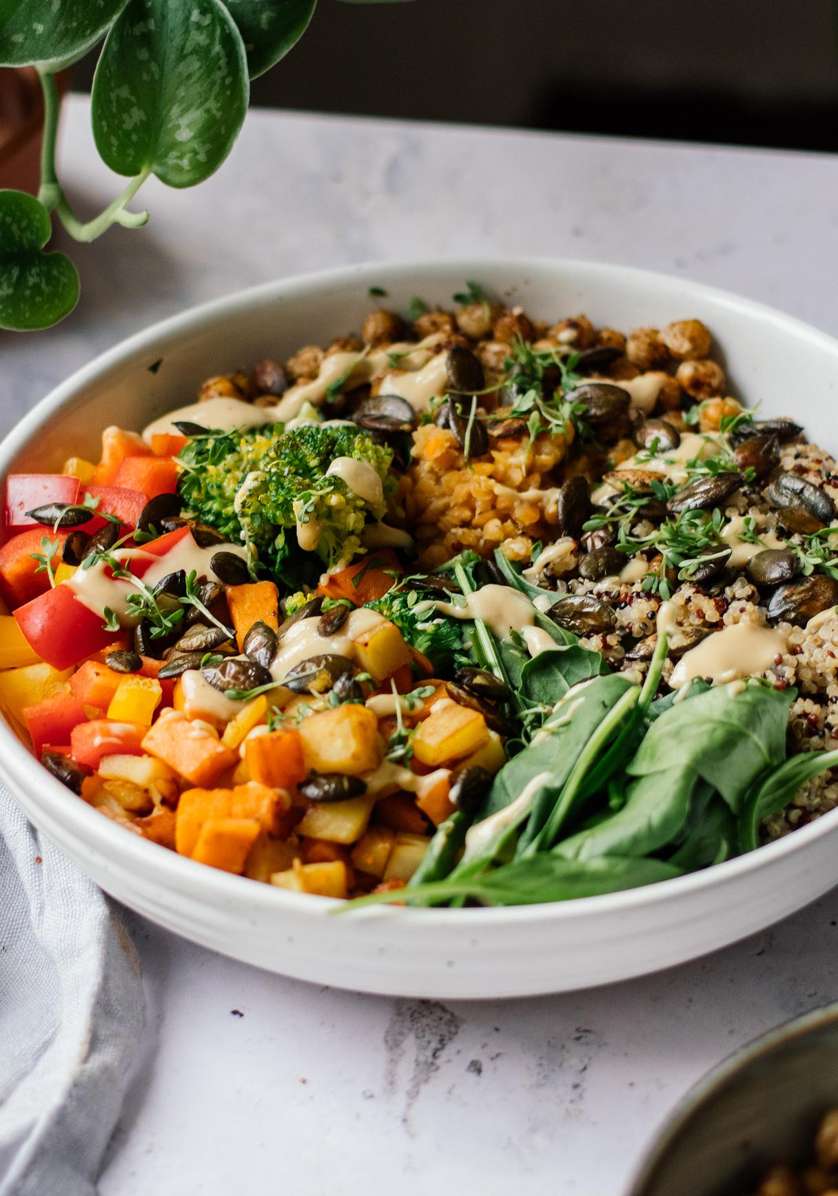 Gemüse Bowl mit Quinoa, Linsen, Sesamdressing & knusprigen Kichererbsen
