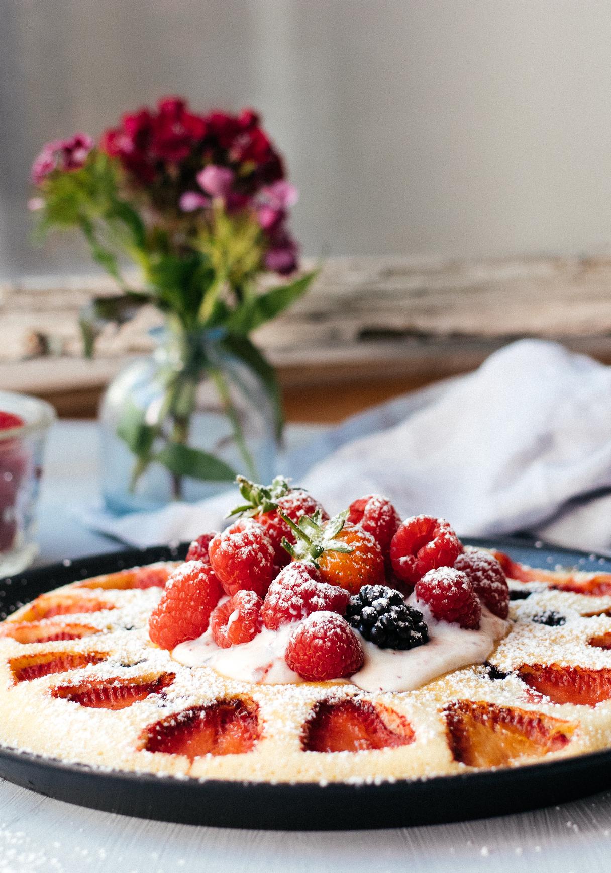 Schneller, veganer Pfannen-Pancake mit eingelassenen Beeren
