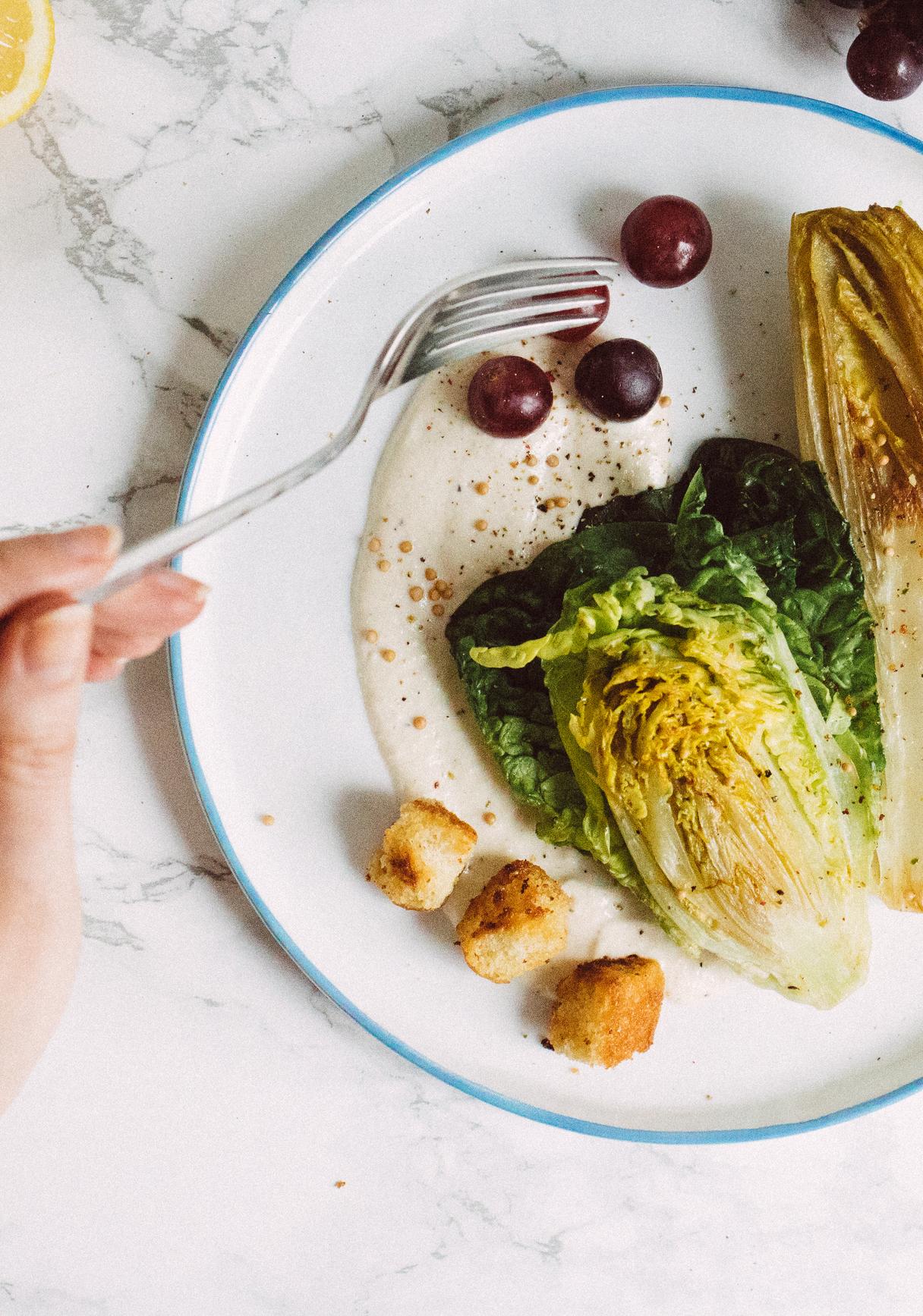 Veganer Gegrillter Caesar Salad