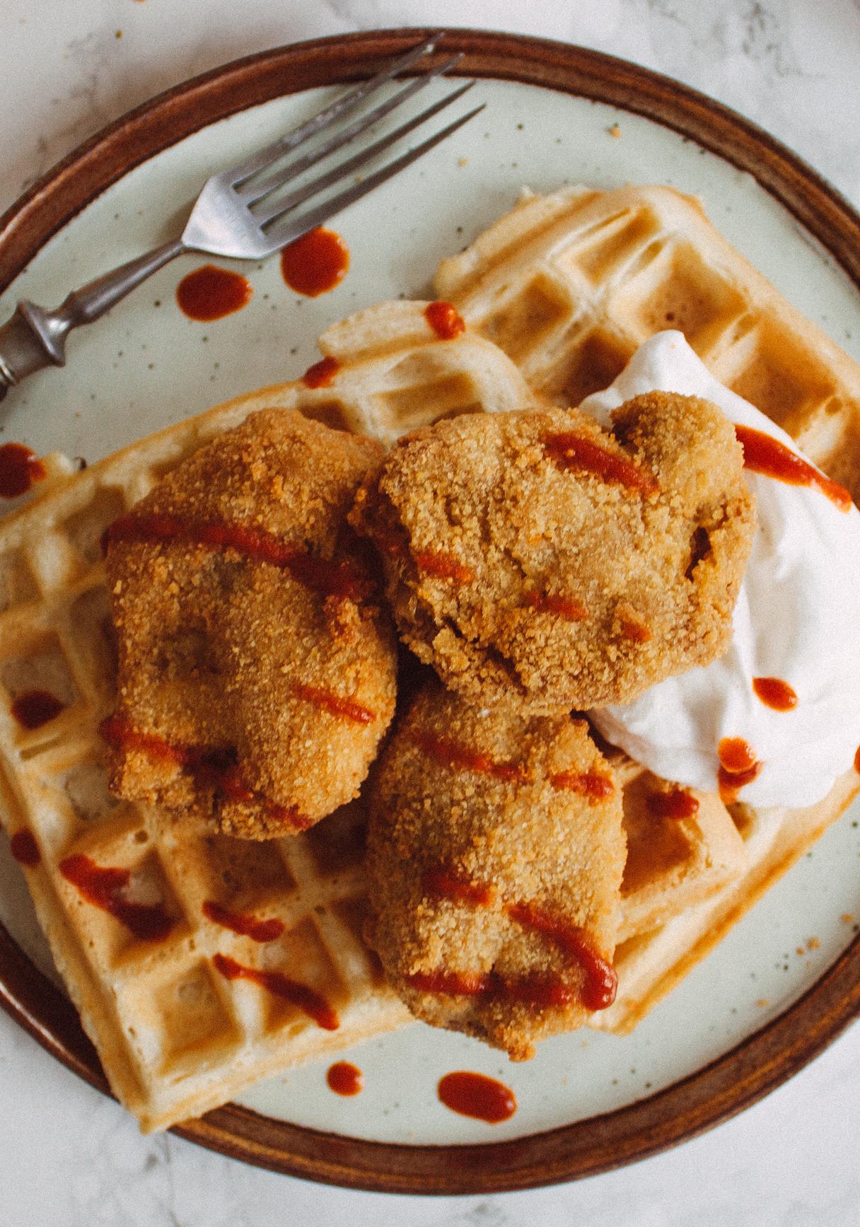 Vegane „Chicken & Waffles“