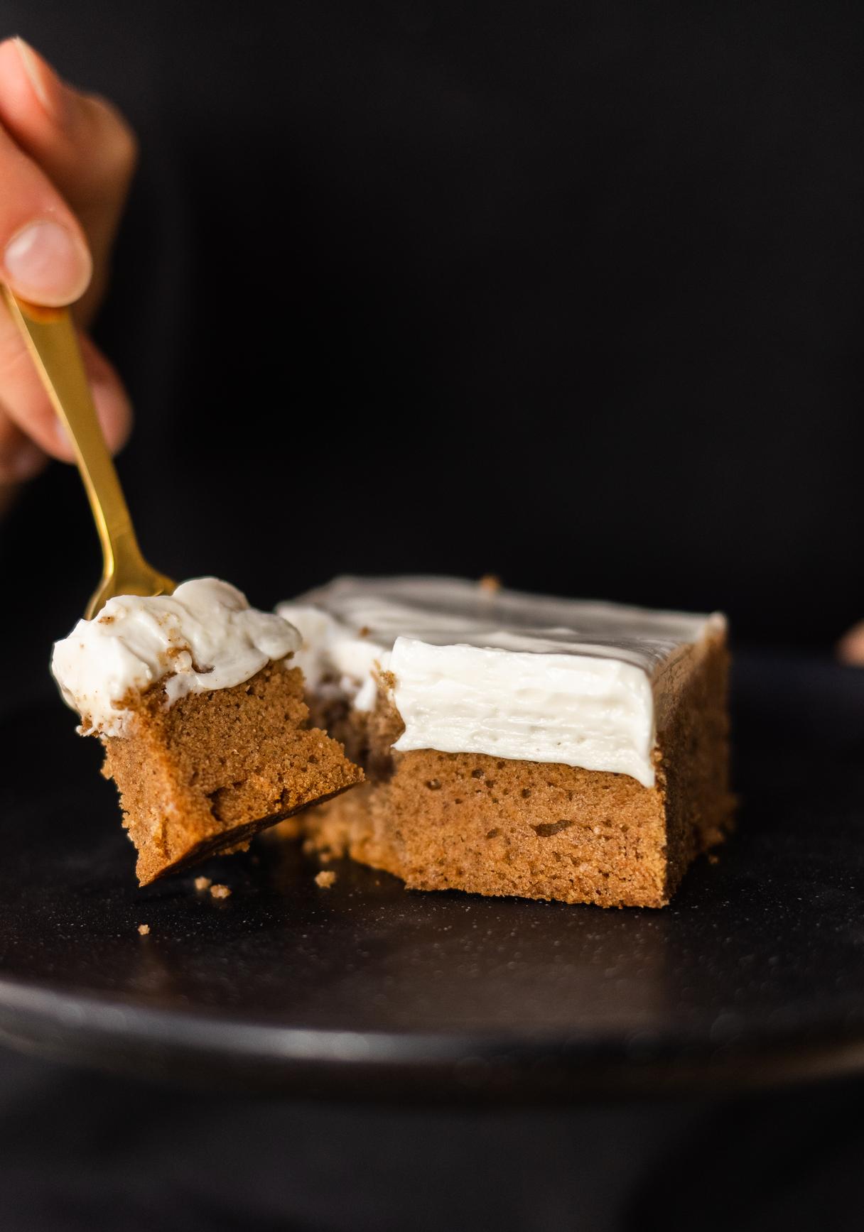 Veganer Gewürzkuchen mit Frischkäse-Frosting