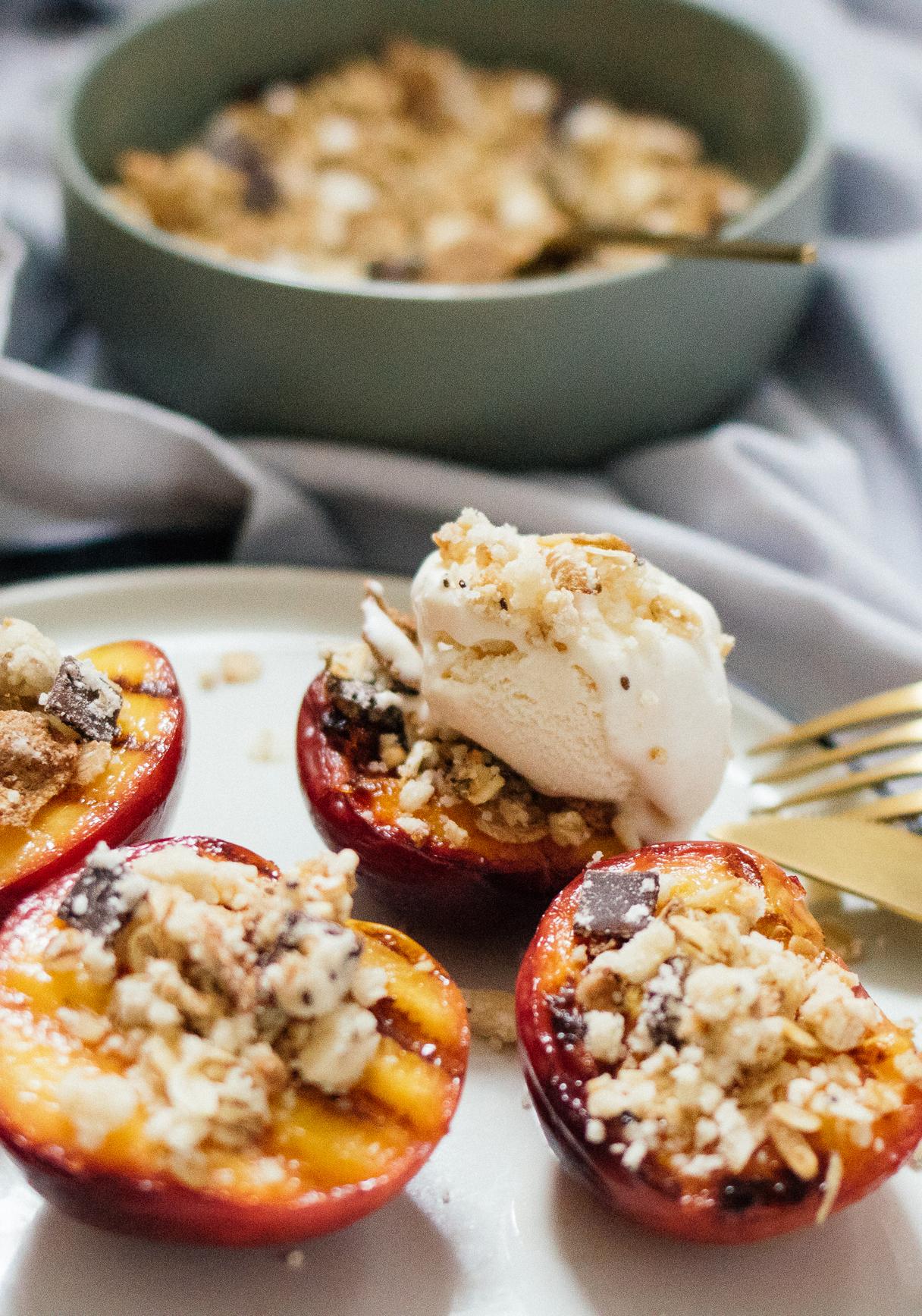 Gegrillte Früchte mit Müsli-Crumble