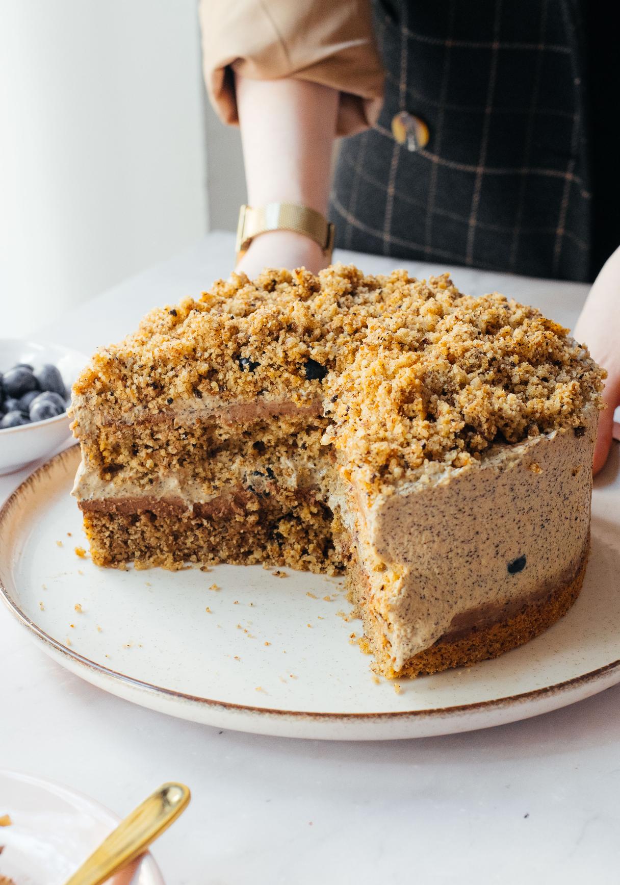 Vegane Cappuccino-Streuseltorte mit Blaubeeren