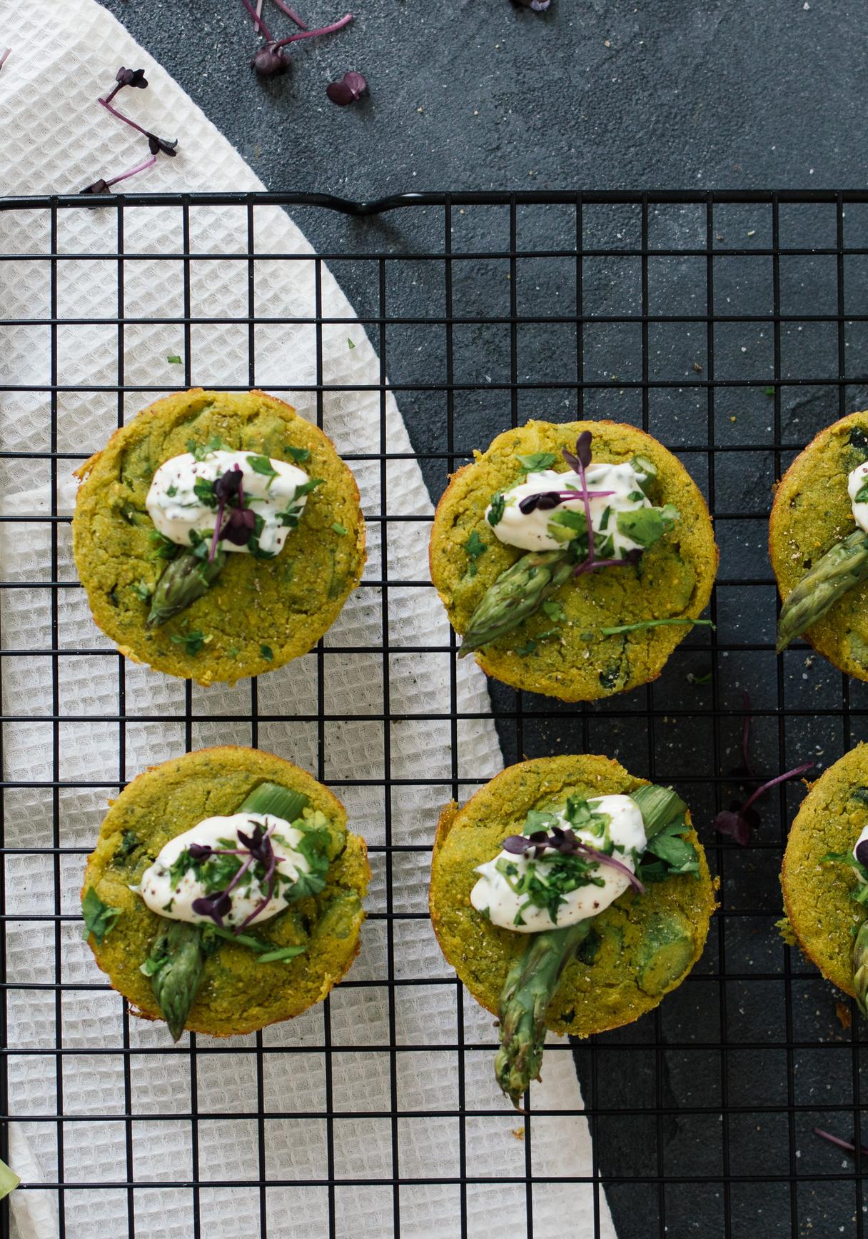 Vegane Mini-Frittatas mit grünem Spargel
