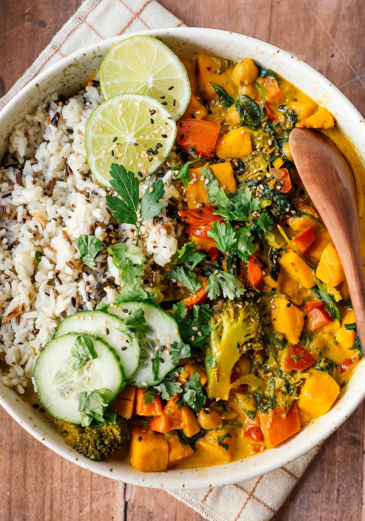 Einfaches, veganes Gemüsecurry mit Reis