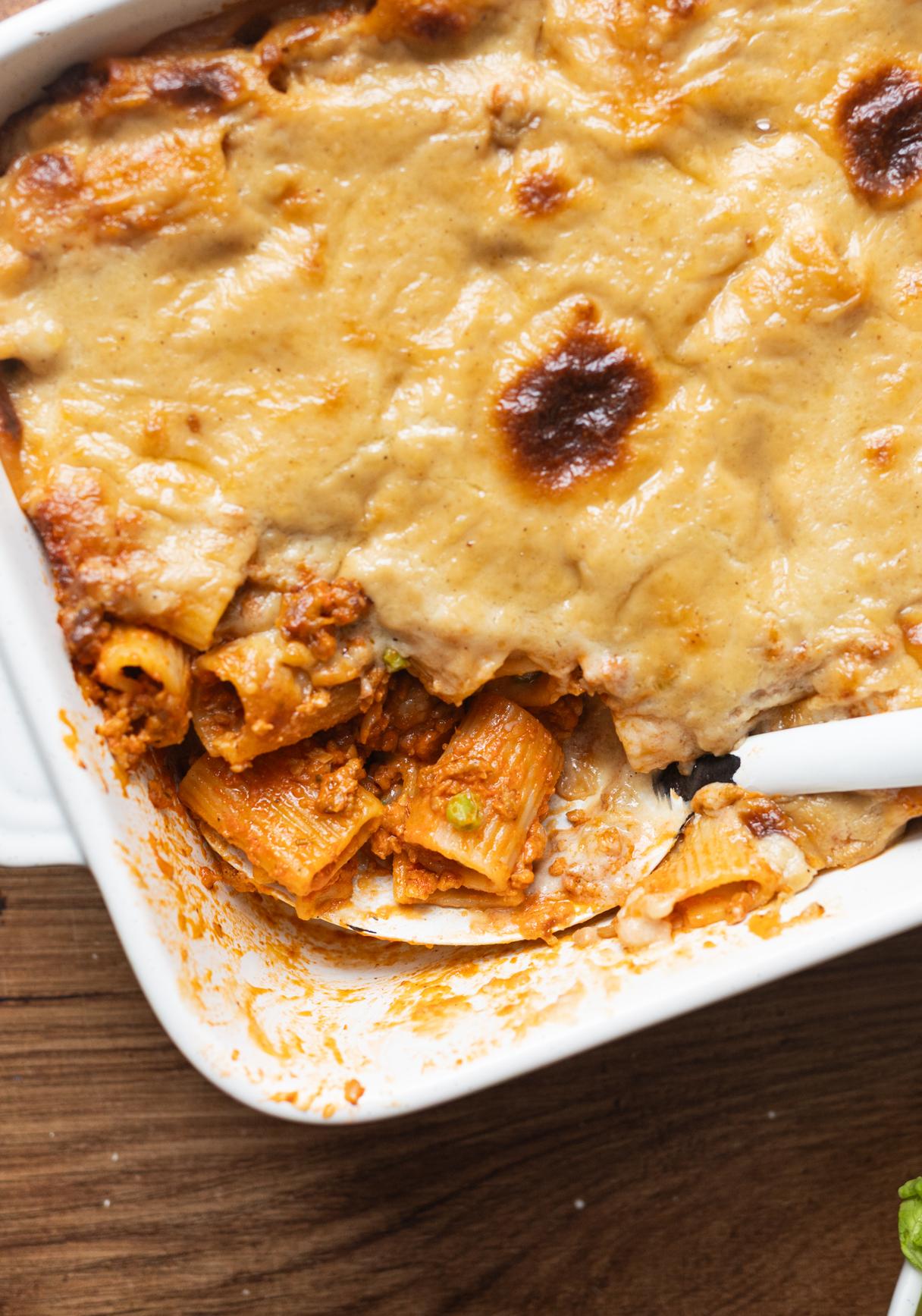 Vegane Rigatoni al Forno (Nudel-Hack-Auflauf mit Erbsen)