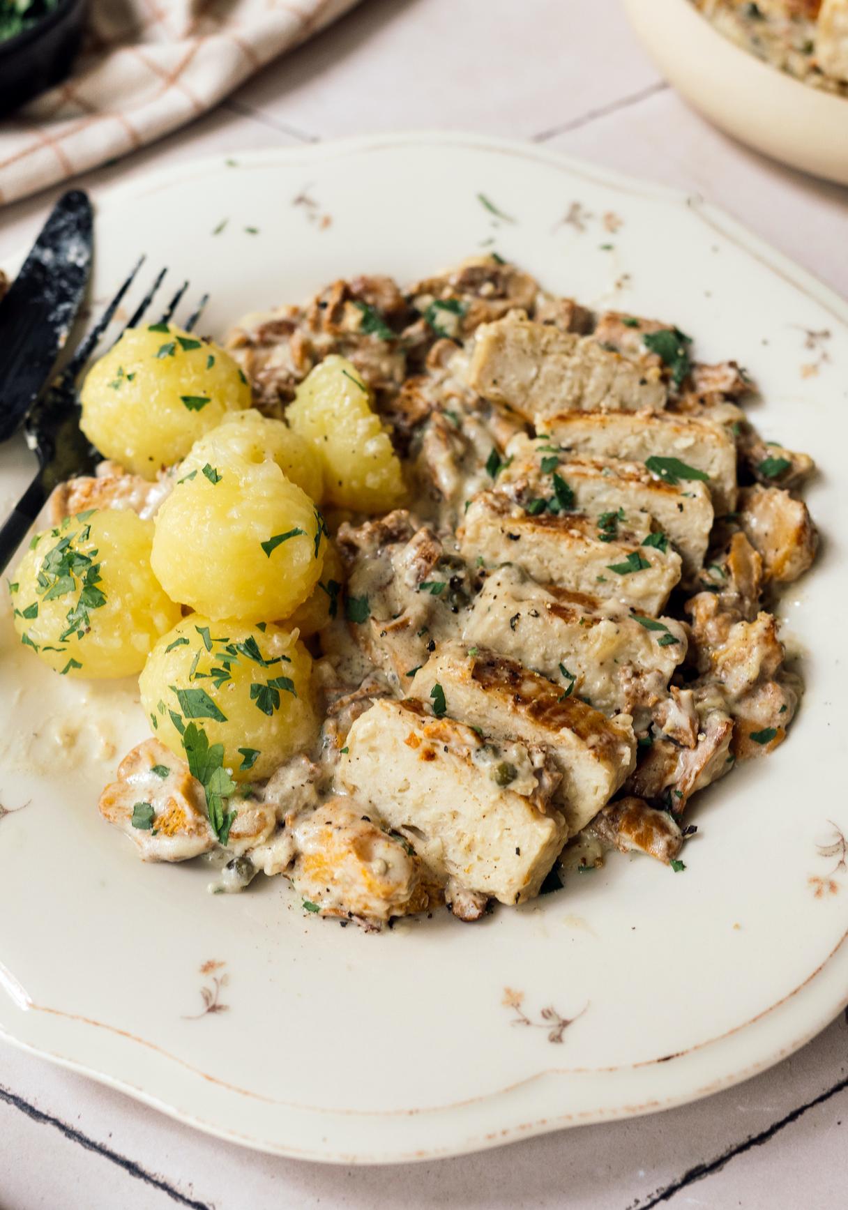 Vegane Filets in Pfifferling-Rahm-Pfeffer-Soße mit Miniknödeln
