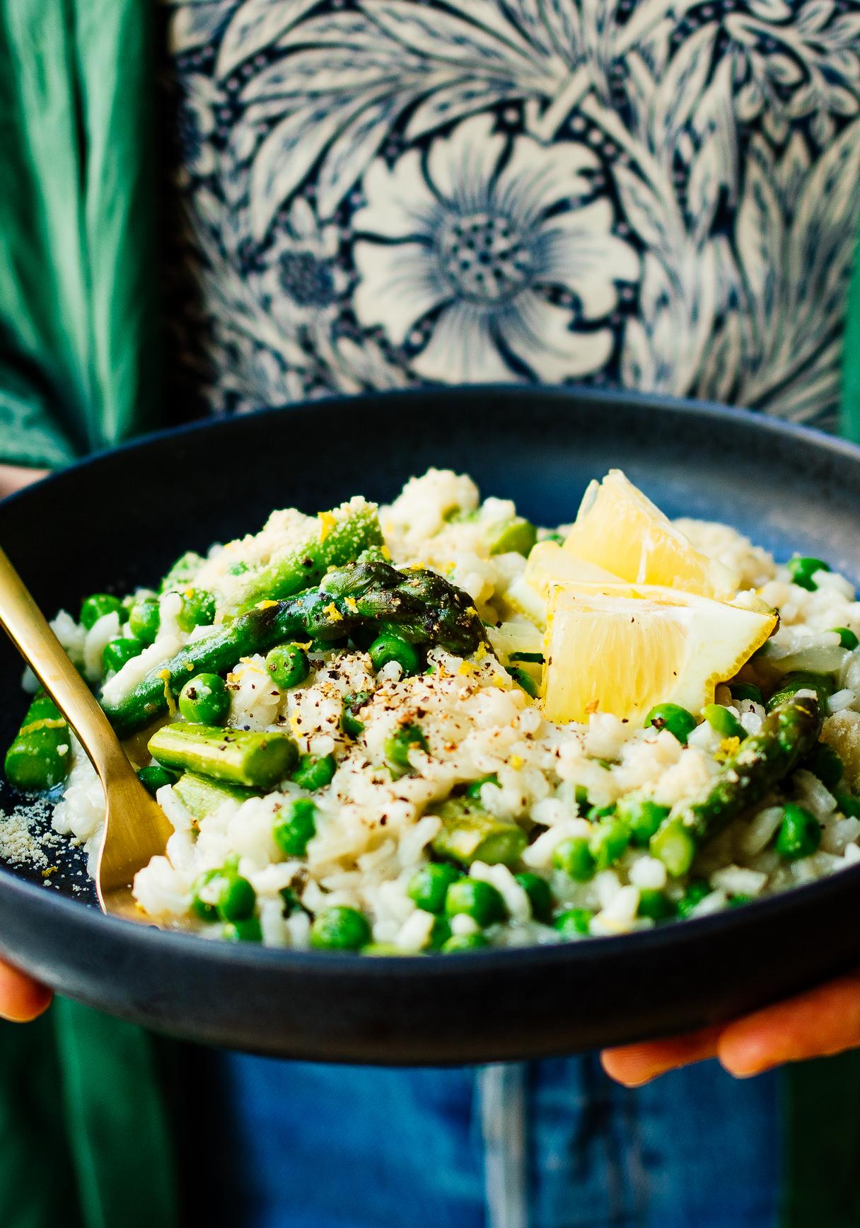 Simples, veganes Spargelrisotto mit Erbsen