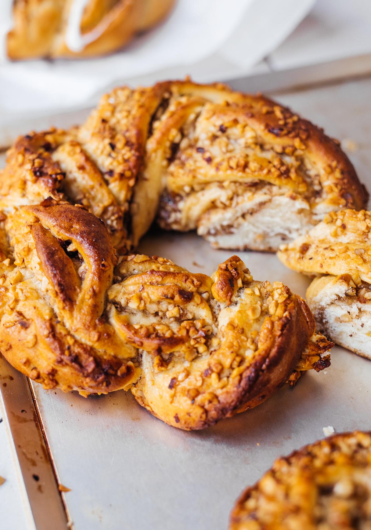 Veganer Hefezopf mit Nussfüllung