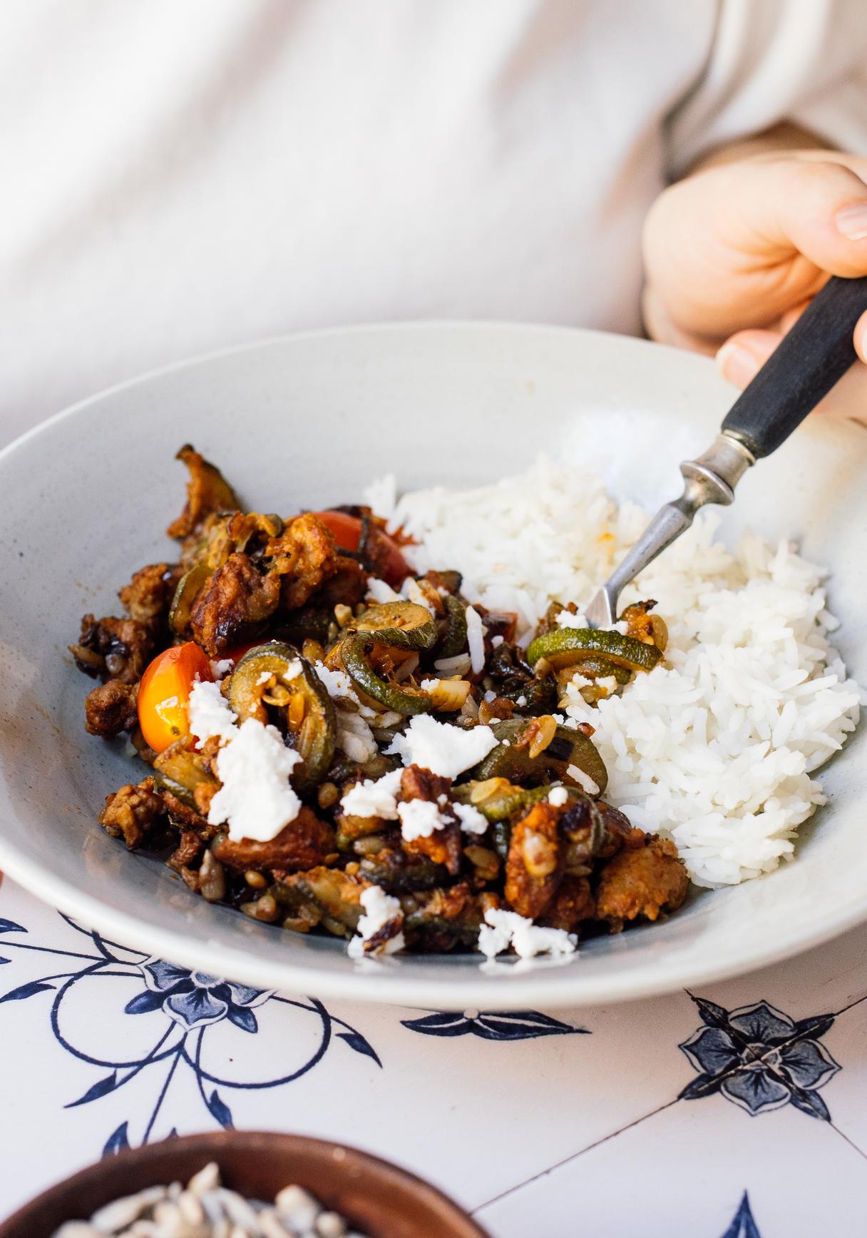Vegane Zucchini-Hack-Pfanne mit Reis & Feta