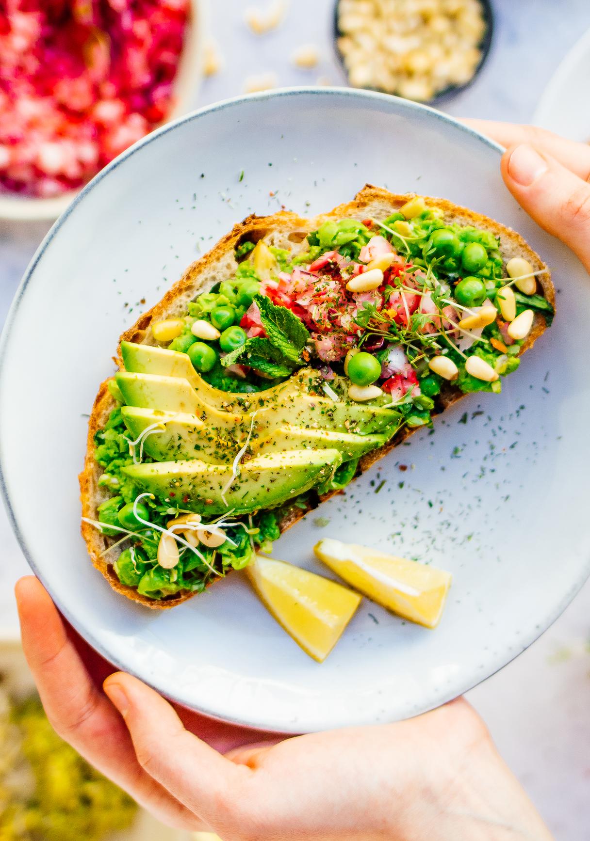 Veganes Sandwich mit Peacamole & Radieschen-Salsa