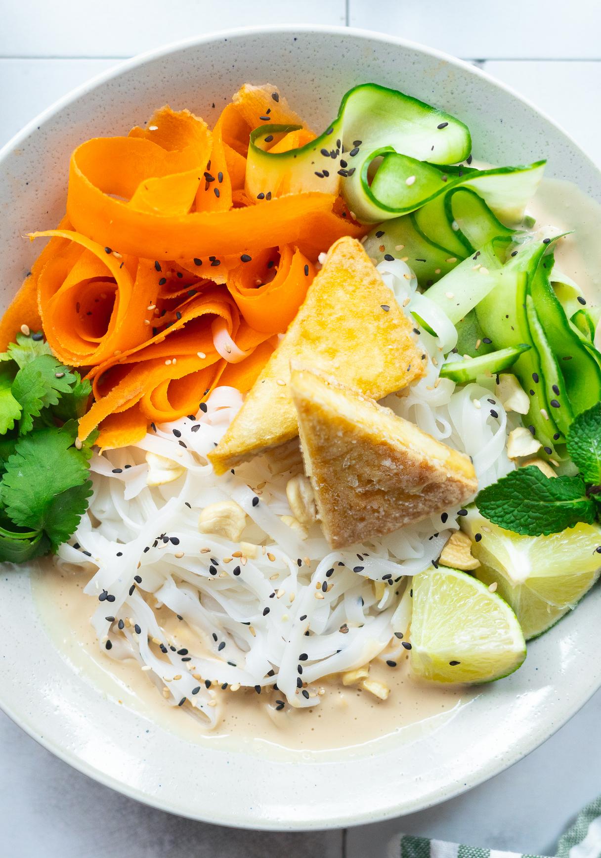 Reisbandnudeln und Tofu in Erdnusssoße