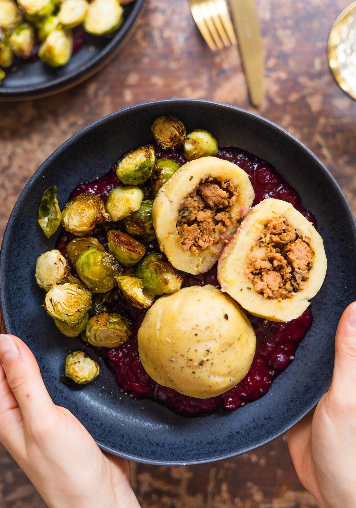 Vegane gefüllte Knödel mit Rosenkohl und Cranberrysoße