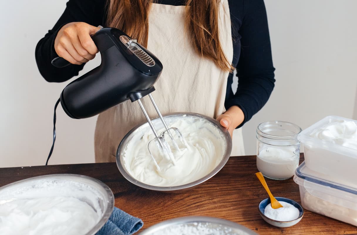 Vegane Sahne aufschlagen: Die besten Produkte, Tipps & Rezepte